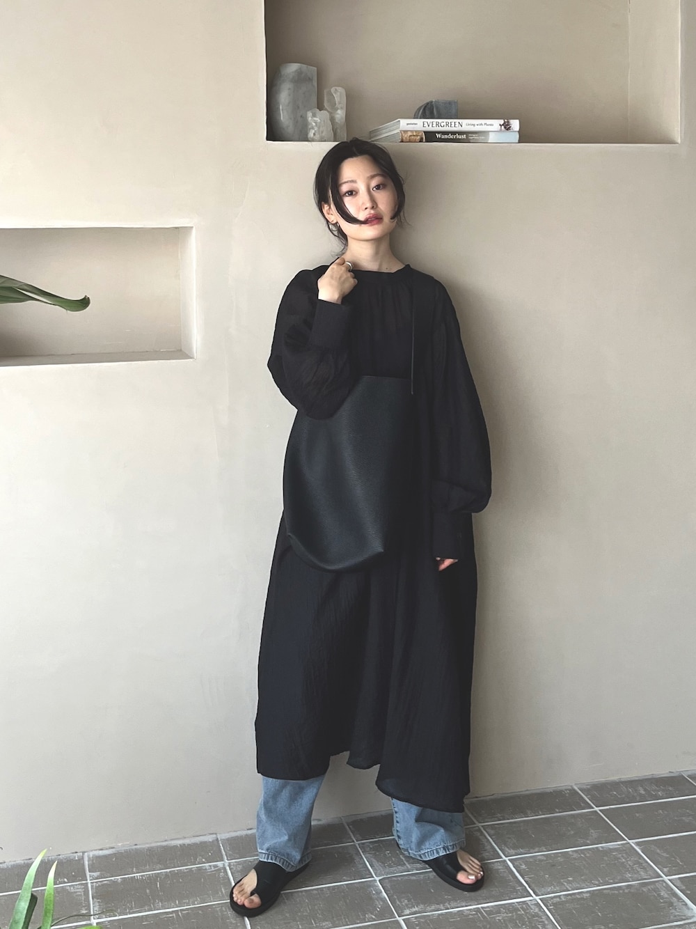 ブラック系のショルダーバッグ、その他のTシャツ/カットソー、ブルー系のデニムパンツを着用したレディースの春コーディネートの1枚目の写真