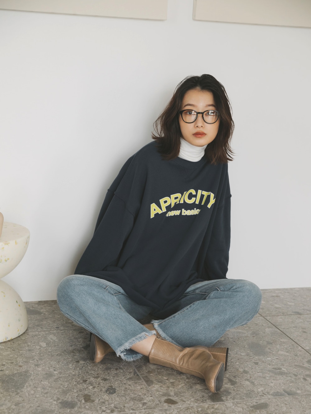 ブルー系のスウェット、ホワイト系のTシャツ/カットソー、ブルー系のデニムパンツを着用したレディースの秋コーディネートの1枚目の写真