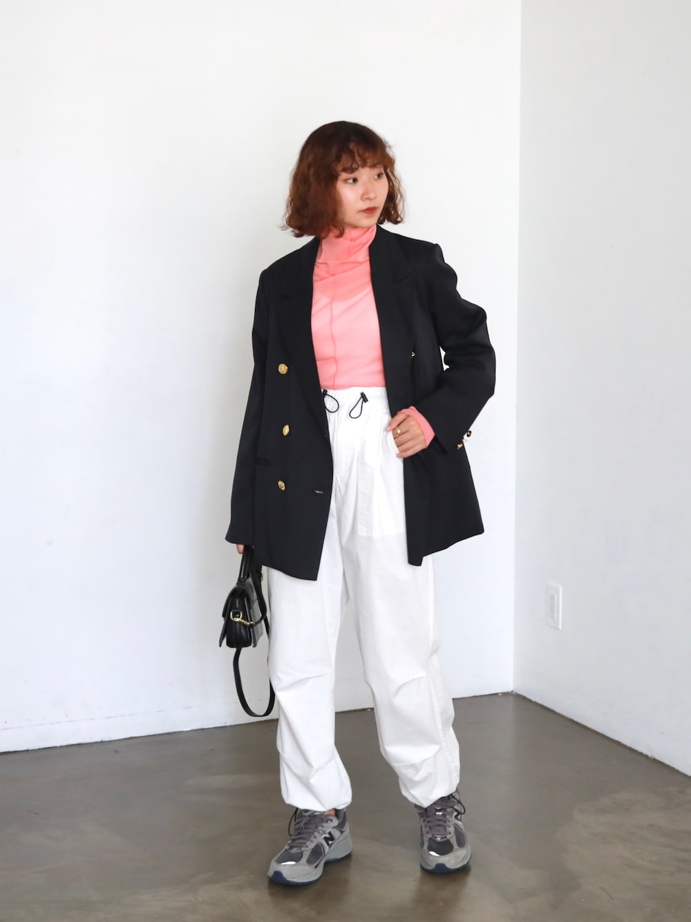 ホワイト系のカーゴパンツ、ブルー系のテーラードジャケット、ピンク系のTシャツ/カットソーを着用したレディースの秋コーディネートの1枚目の写真