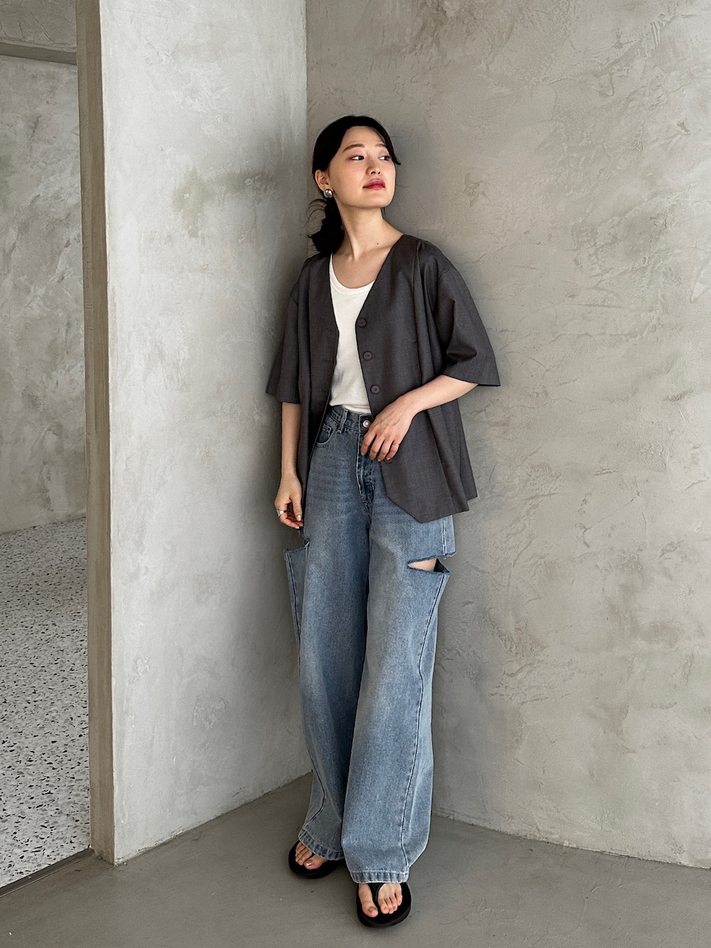 「お出かけコーデ、秋服準備はじめました、レイヤードスタイル、デニム、デートコーデ、淡色コーデ、韓国ファッション、休日スタイル、アウトドアスタイル、スポーツミックス、ジャケット、きれいめカジュアル、大人カジュアル、サンダル、ダメージデニムパンツ」｜「feepurのサイドスリットストレートワイドデニム（デニムパンツ、ブルー系）」を使った、feepurさん（骨格ウェーブ・レディース・160cm）の夏コーディネートの1枚目の写真