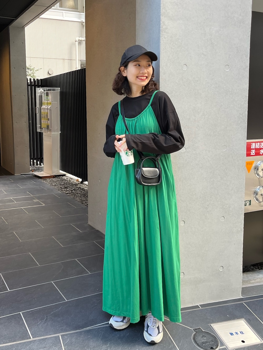 「きれいめカジュアル、スニーカー、アームウォーマー、私の推しブランド、レイヤードスタイル、シンプルコーデ、おでかけコーデ、ゆるコーデ、カラーコーデ、プチプラ、大人カジュアル、キャミワンピ、カラー×コーデ、キャップ、差し色」｜「feepurのフロントギャザーフレアキャミワンピース（ワンピース、グリーン系）」を使った、feepurさん（骨格ウェーブ・レディース・156cm）の冬コーディネートの1枚目の写真