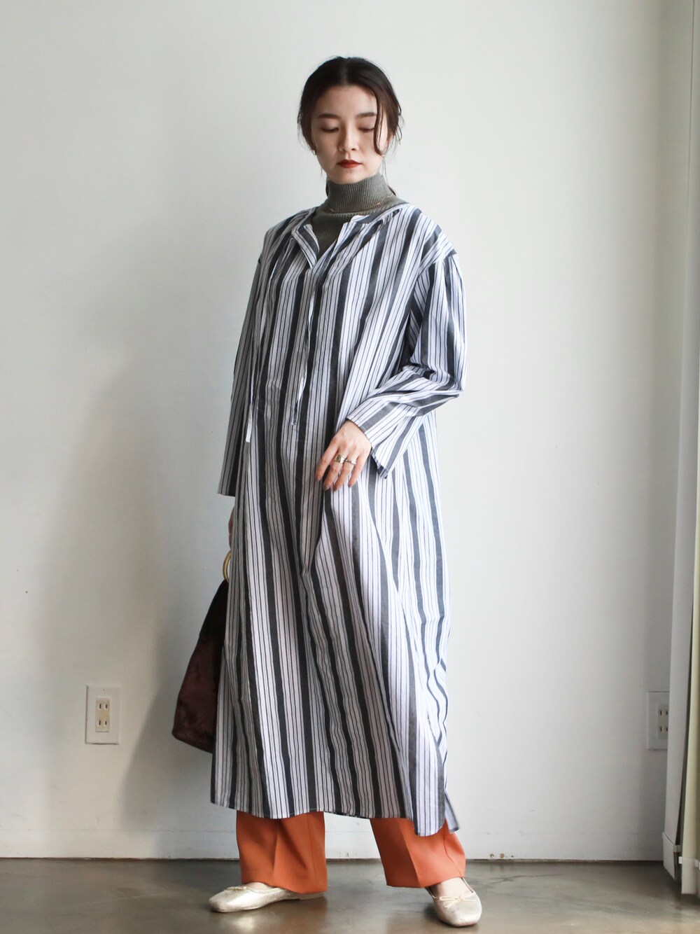 「クリスマスに着たい服、カジュアルコーデ、オトナカジュアル、ラクチンコーデ、オトナ女子、休日コーデ、タートルネック、リラックススタイル、ママファッション、ストライプワンピース、カフタンワンピ、カラーパンツ、レイヤードスタイル、プチプラコーデ、プチプラ」｜「feepurのロングカフタンワンピース（ワンピース、ホワイト系）」を使った、feepurさん（レディース・160cm）の冬コーディネートの1枚目の写真