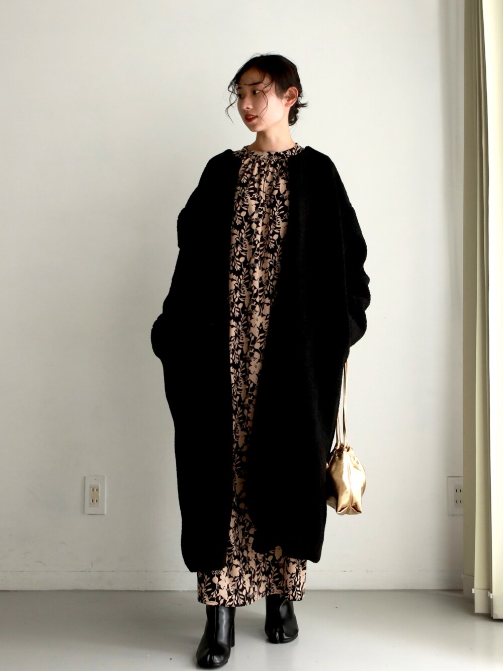 「ブラックコーデ、冬コーデ、ロングコート、プチプラ、デートスタイル（WOMEN）、大人女子、花柄ワンピース、プチプラコーデ、モノトーンコーデ、ゆるコーデ、低身長コーデ、オトナガーリー、ボアコート、オトナ女子、低身長女子」｜「feepurのボアロングコート（ノーカラーコート、ブラック系）」を使った、feepurさん（レディース・156cm）の秋コーディネートの1枚目の写真