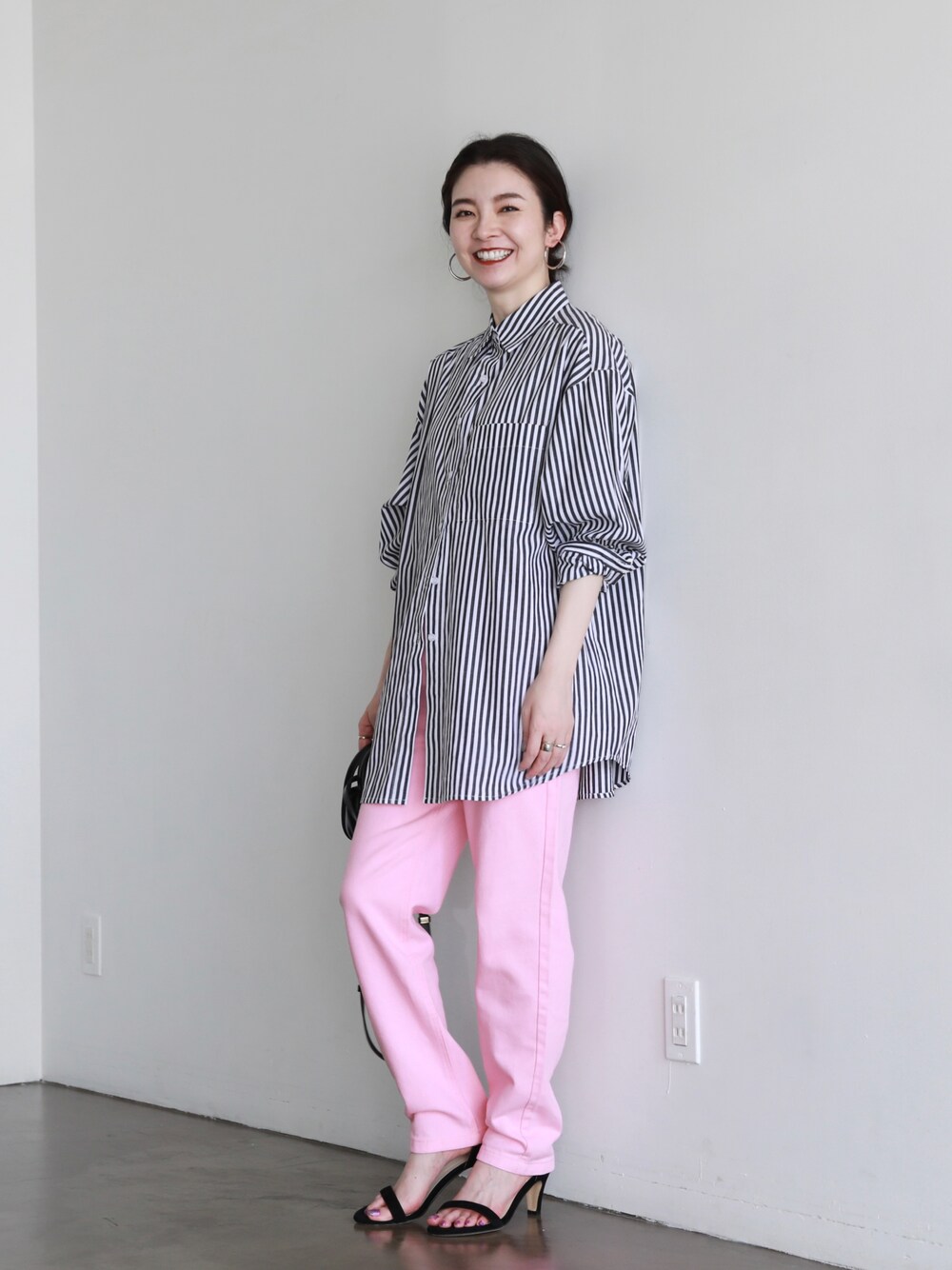 ブラック系のサンダル、ブラック系のシャツ/ブラウス、その他のその他を着用したレディースの夏コーディネートの1枚目の写真