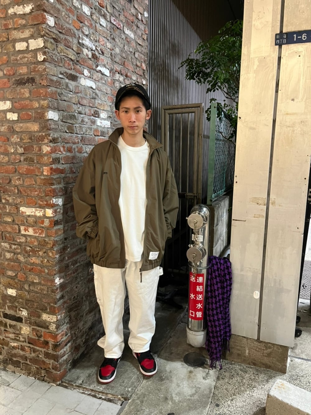 「ストリート、AVIREX、ミリタリージャケット、ペインターパンツ、ゆったりコーデ、メンズファッション、阪神タイガース、スポーツスタイル、AVIREXBelle、高身長コーデ」｜「AVIREXのアイテム（デニムパンツ、ホワイト系）」を使った、yuukiさん（メンズ・167cm）の冬コーディネートの1枚目の写真
