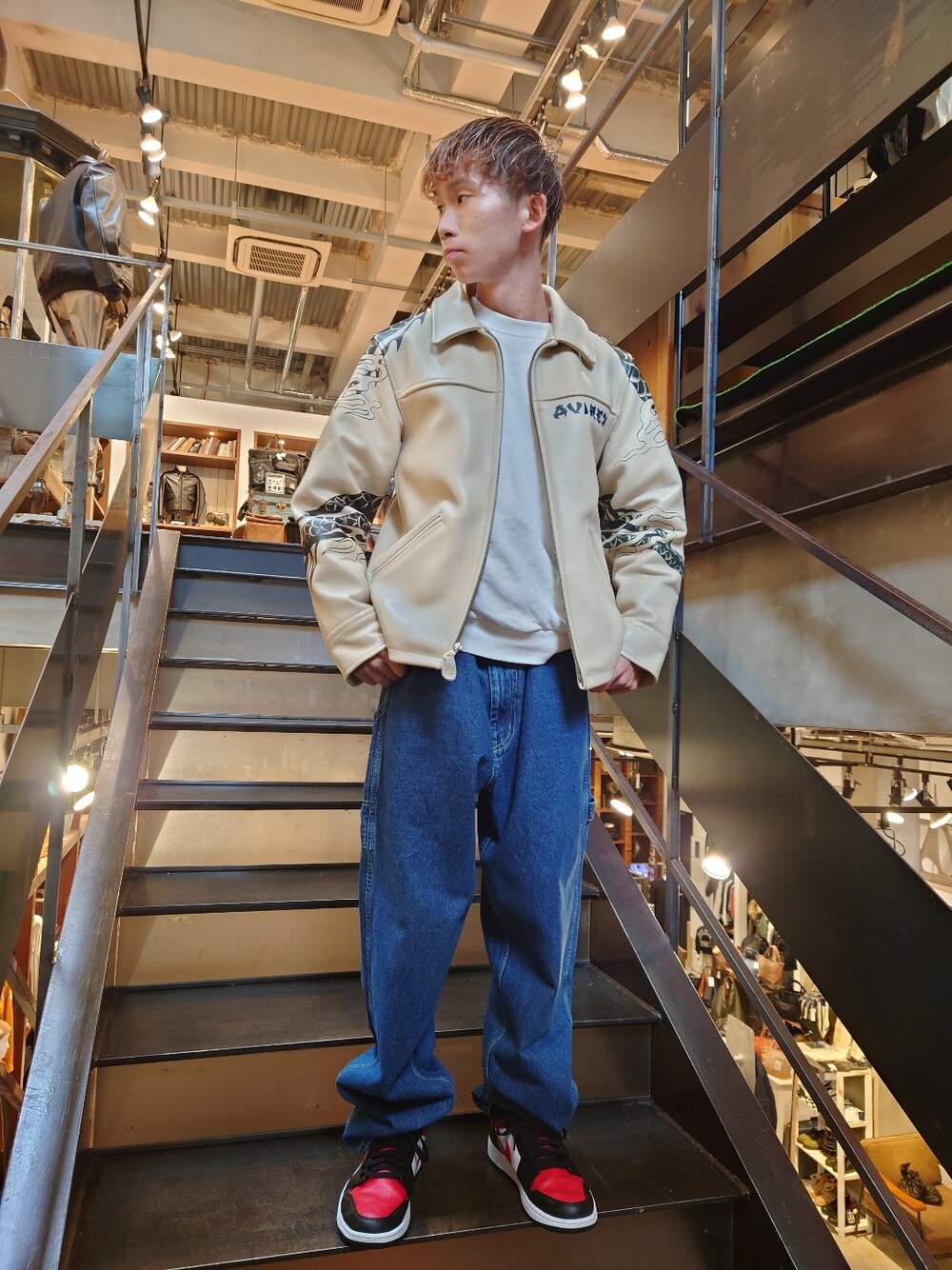 「ストリート、AVIREX、白、キレイめ、ペインターパンツ、シンプルスタイル、90'sスタイル、ドラゴン、秋冬コーデ、AVIREXBelle」｜「AVIREXの《REBUILD COLLECTION》バーシティー ペインター パンツ /  VARSITY PAINTER PANTS（デニムパンツ、その他）」を使った、yuukiさん（メンズ・167cm）の秋コーディネートの1枚目の写真