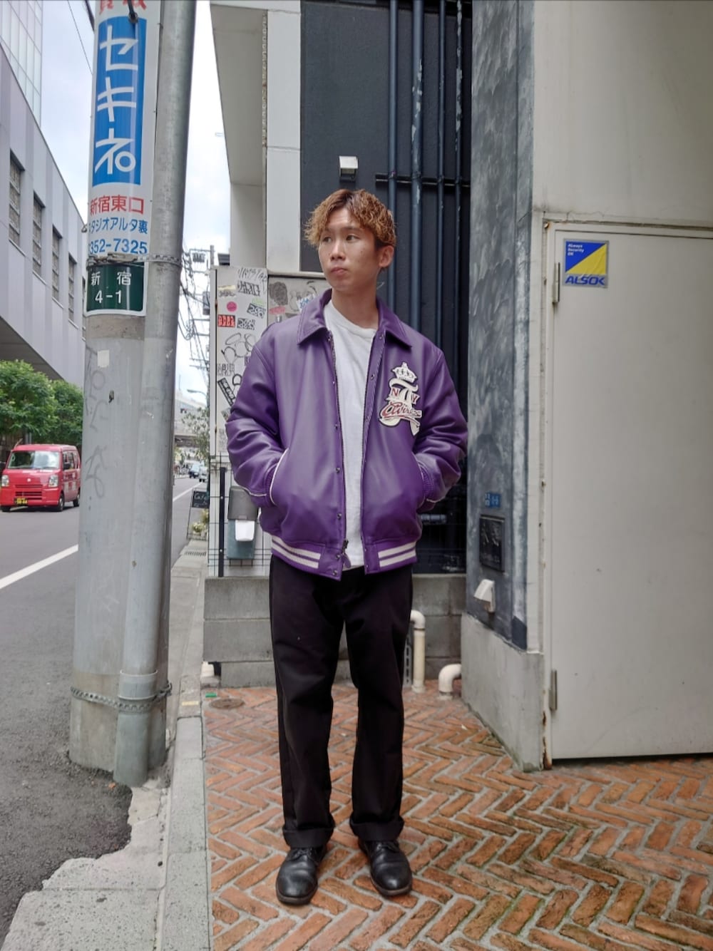 「スタジャン、ストリート、AVIREX、冬コーデ、オーバーサイズ、ワークパンツ、ニューヨーク、紫、メンズコーデ、AVIREXBelle」｜「AVIREXのANTIFOULING WORK PANTS / アンチフォーリング ワーク パンツ / AVIREX / アヴィレックス（チノパンツ、ブラック系）」を使った、yuukiさん（メンズ・167cm）の夏コーディネートの1枚目の写真