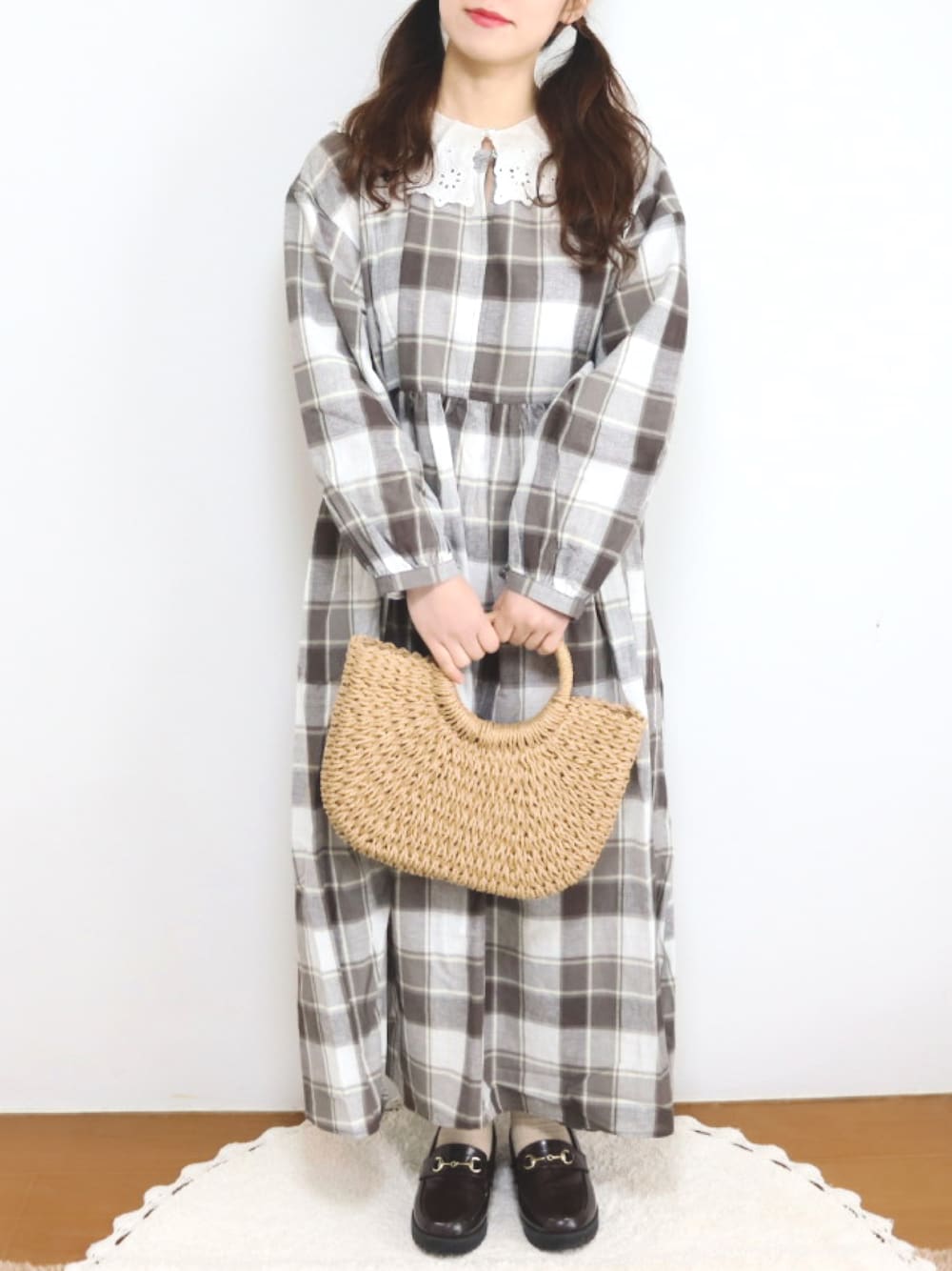 ブラウン系のワンピース、ベージュ系のワンピース、ベージュ系のかごバッグを着用したレディースの春コーディネートの1枚目の写真