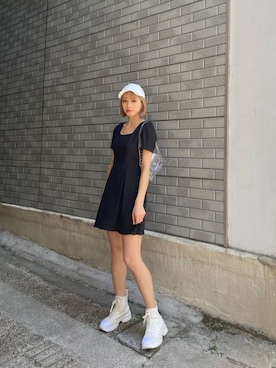 「EMODA（エモダ）のアイテム（スニーカー）」を使った、西條 愛(EMODA)さん（レディース・164cm）の春コーディネート