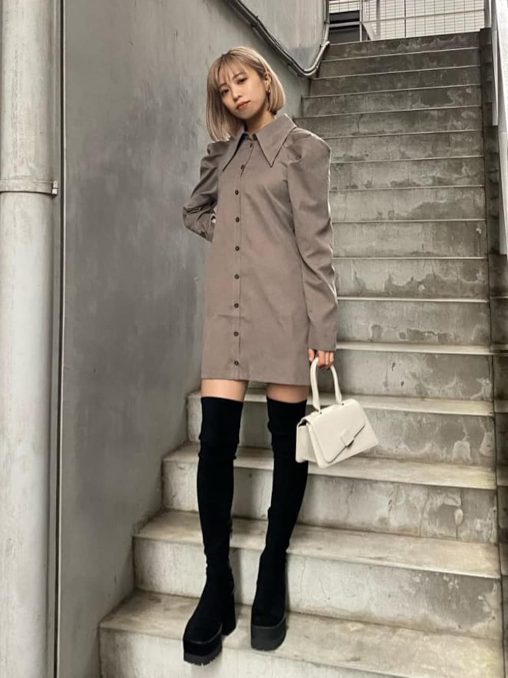 グレー系のワンピース、ブラック系のブーツを着用したレディースの夏コーディネートの1枚目の写真