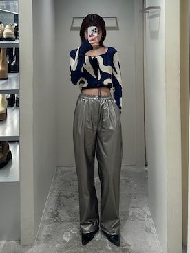 「アイテム（その他パンツ、シルバー系）」を使った、西條 愛(EMODA)さん（レディース・164cm）の冬コーディネート