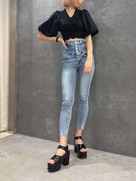 「EMODA（エモダ）のアイテム（サンダル）」を使った、西條 愛(EMODA)さん（レディース・164cm）の春コーディネート