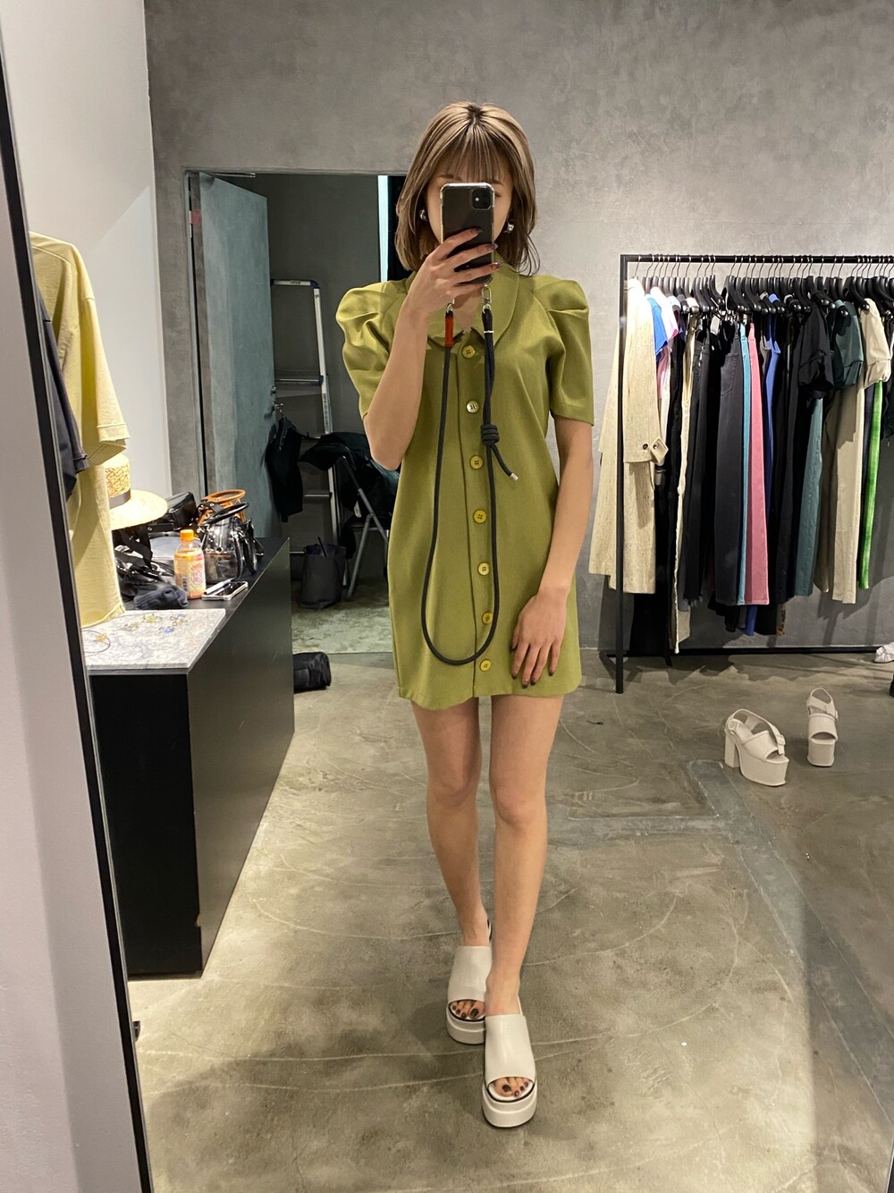 ホワイト系のサンダル、イエロー系のワンピースを着用したレディースの春コーディネートの1枚目の写真