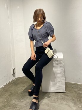 「EMODA（エモダ）のアイテム（サンダル）」を使った、西條 愛(EMODA)さん（レディース・164cm）の春コーディネート