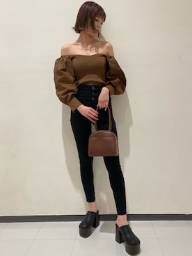 「EMODA（エモダ）のアイテム（パンプス）」を使った、西條 愛(EMODA)さん（レディース・164cm）の冬コーディネート