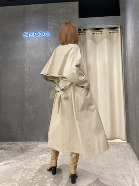 「アイテム（トレンチコート、ベージュ系）」を使った、西條 愛(EMODA)さん（レディース・164cm）の冬コーディネート