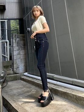 「EMODA（エモダ）のアイテム（サンダル）」を使った、西條 愛(EMODA)さん（レディース・164cm）の夏コーディネート