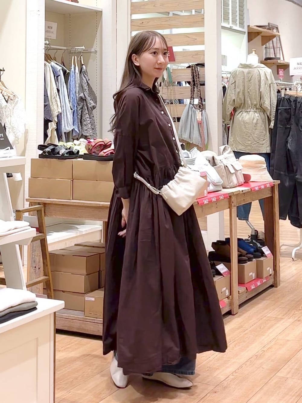 「フェミニン、きれいめ、カジュアル、クリップスタッフ_studio CLIP、studio CLIP」｜「studio CLIPのタックストレートデニムパンツ[プチ・プラスサイズあり]《CLIP denim》（デニムパンツ、ブルー系）」を使った、さこ2442さん（レディース・161cm）の夏コーディネートの1枚目の写真