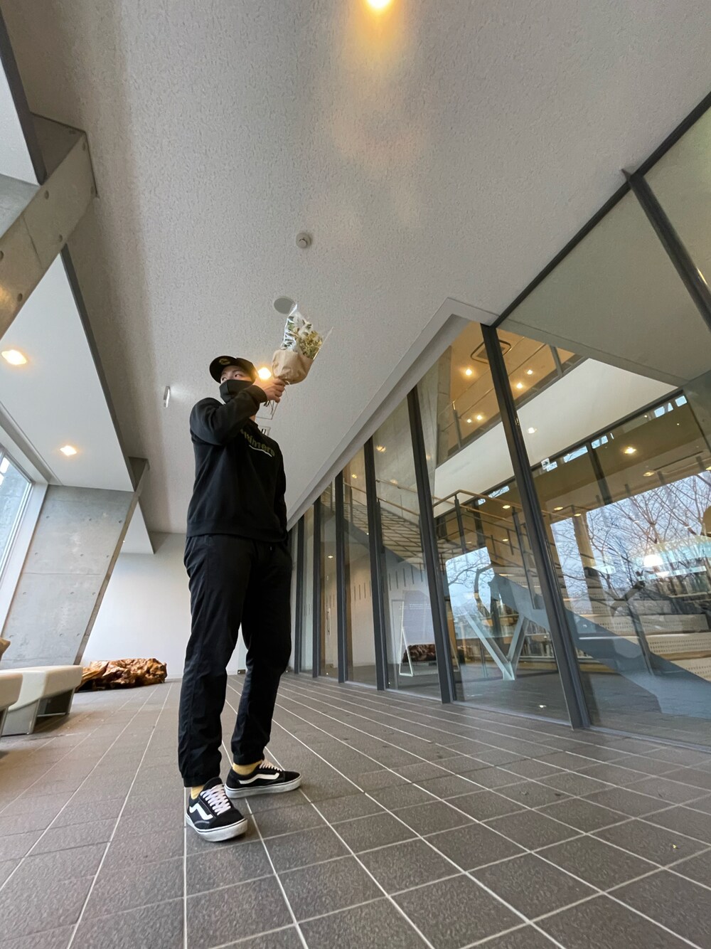 ブラック系のパンツを着用したメンズの秋コーディネートの1枚目の写真