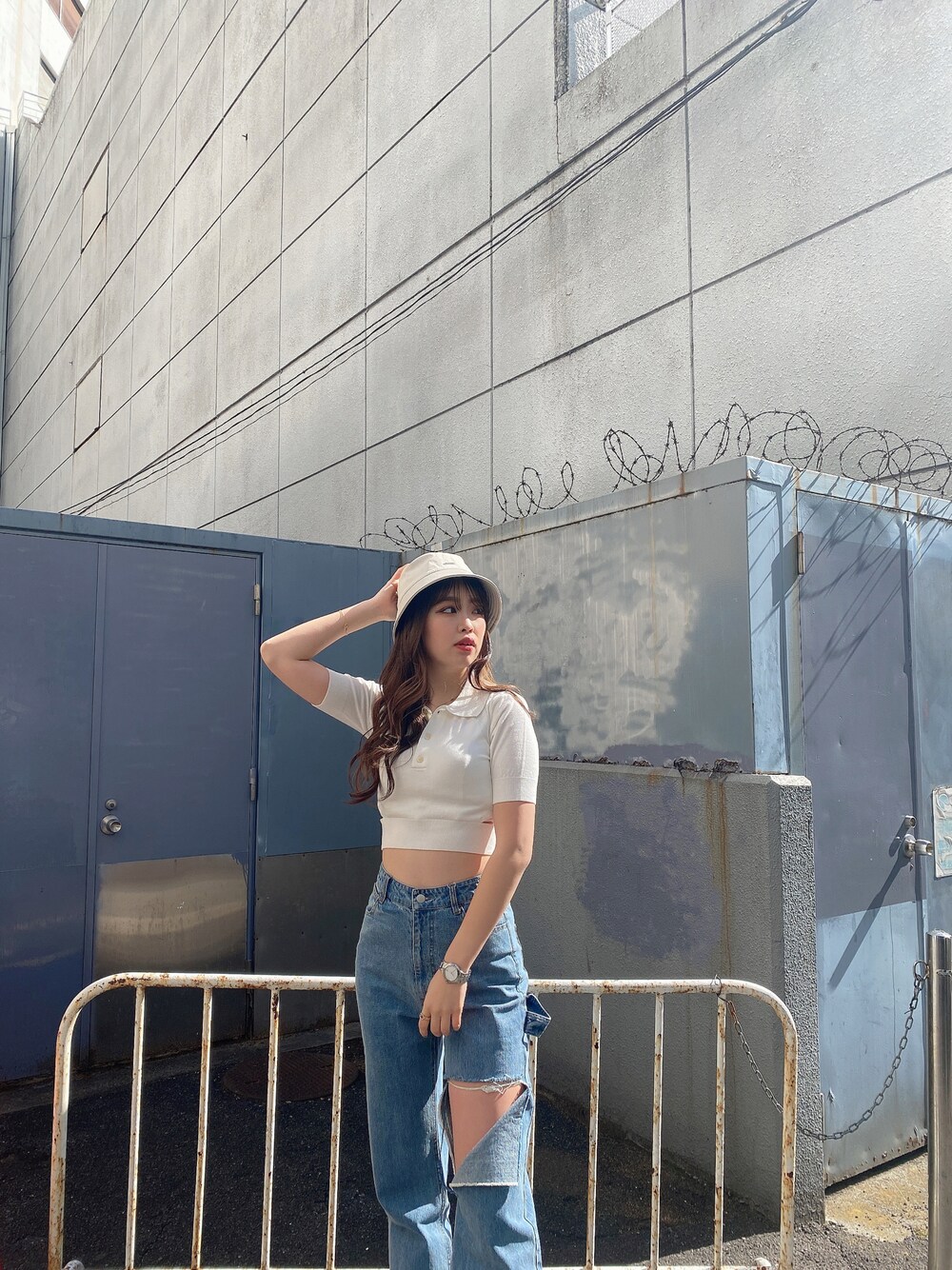 「ENVYM、春先取り、シンプルコーデ、カジュアル、春コーデ、バケットハット、デニム、春服、白Tシャツ、ダメージデニムパンツ、envym_staff、ハイウエスト」｜「ENVYMのダメージペインターＰＴ（デニムパンツ、ブルー系）」を使った、ENVYM_HARUKAさん（レディース・167cm）の冬コーディネートの1枚目の写真