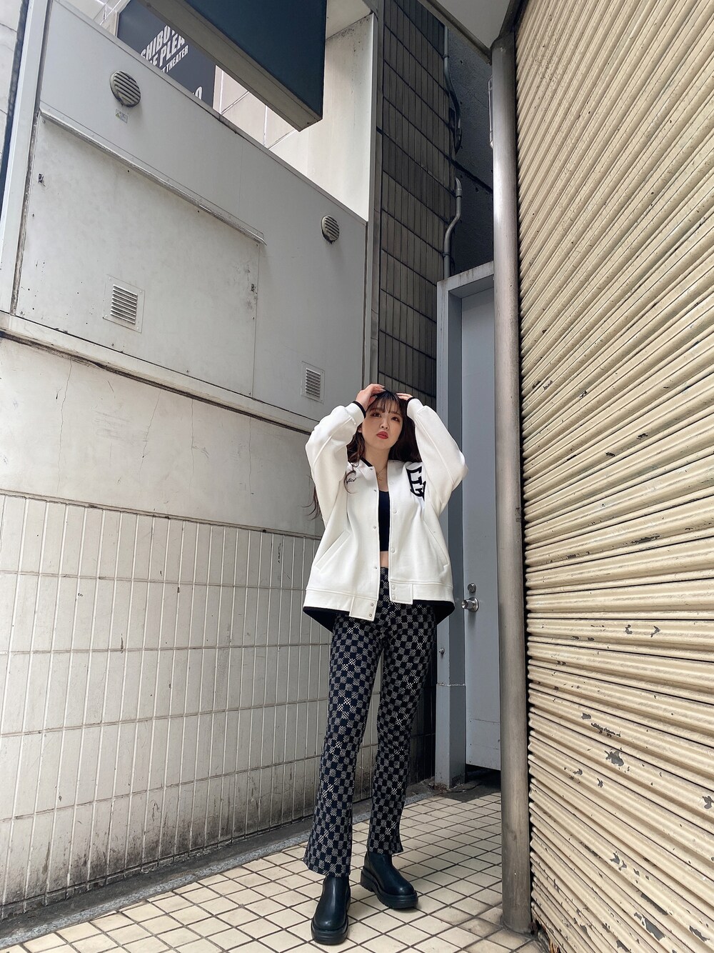 「春、ootd、ゆるコーデ、春アウター、高身長女子、ショートブーツ、カジュアルコーデ、スタジャン、柄パンツ、ENVYM、envym_staff、チェックパンツ、フレアパンツ」｜「ENVYMのトラックソールサイドゴアブーツ（ブーツ、ブラック系）」を使った、ENVYM_HARUKAさん（レディース・167cm）の冬コーディネートの1枚目の写真