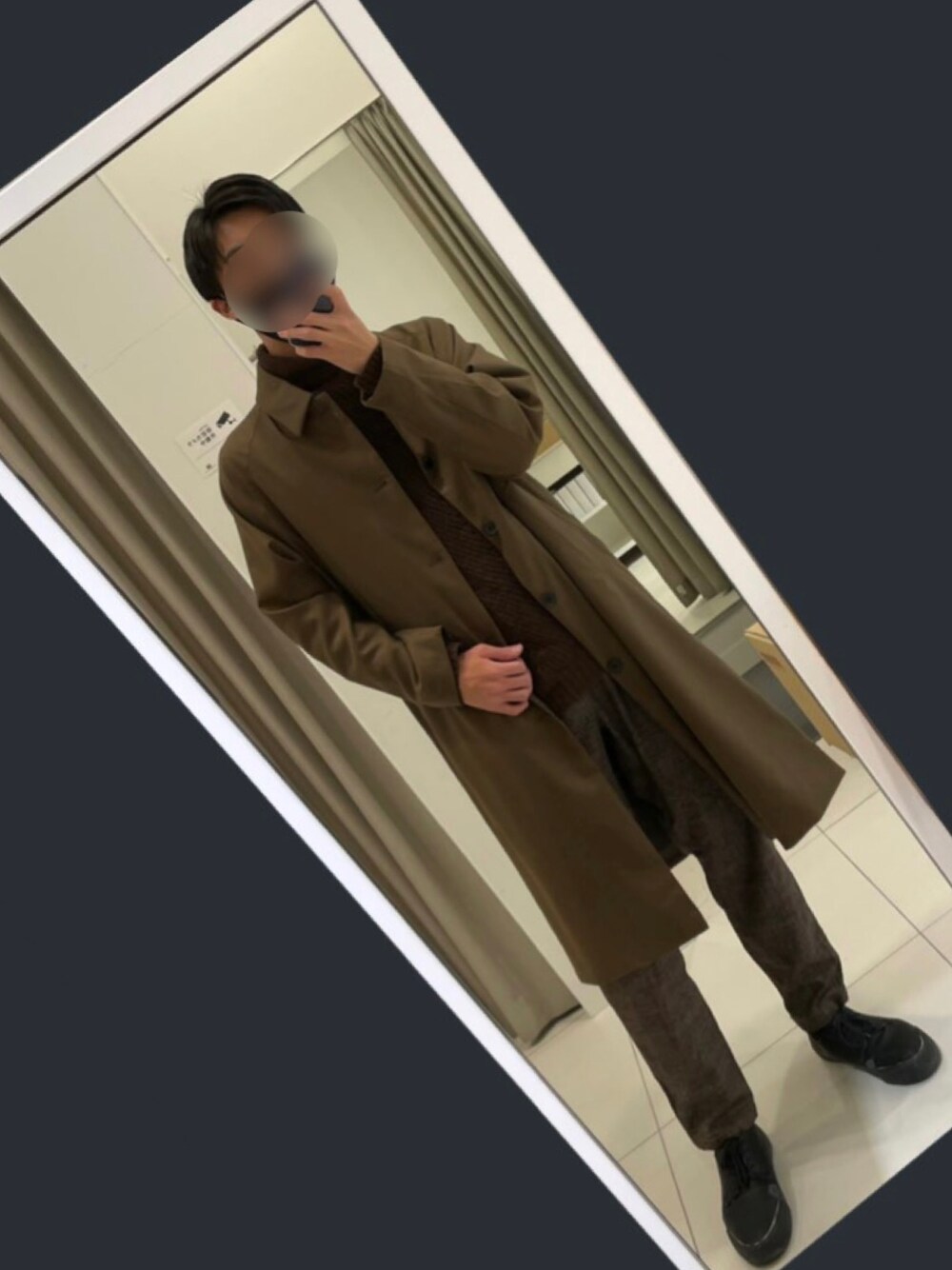 ブラウン系のニット/セーター、ブラウン系のその他パンツ、ブラック系のスニーカーを着用したメンズの冬コーディネートの1枚目の写真