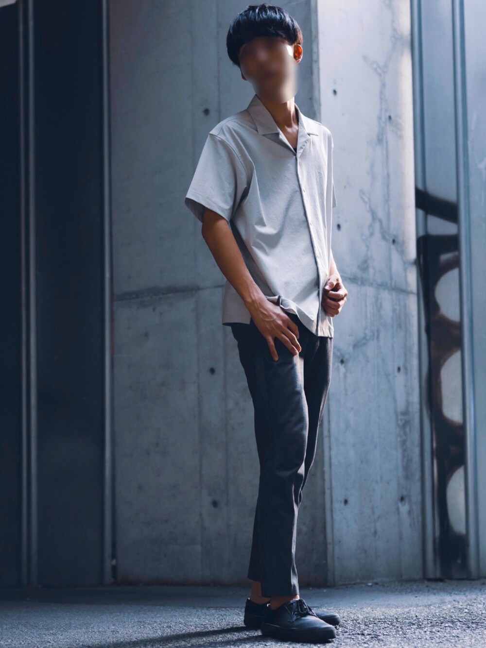 グレー系のシャツ/ブラウス、グレー系のスラックス、ブラック系のスニーカーを着用したメンズの秋コーディネートの1枚目の写真