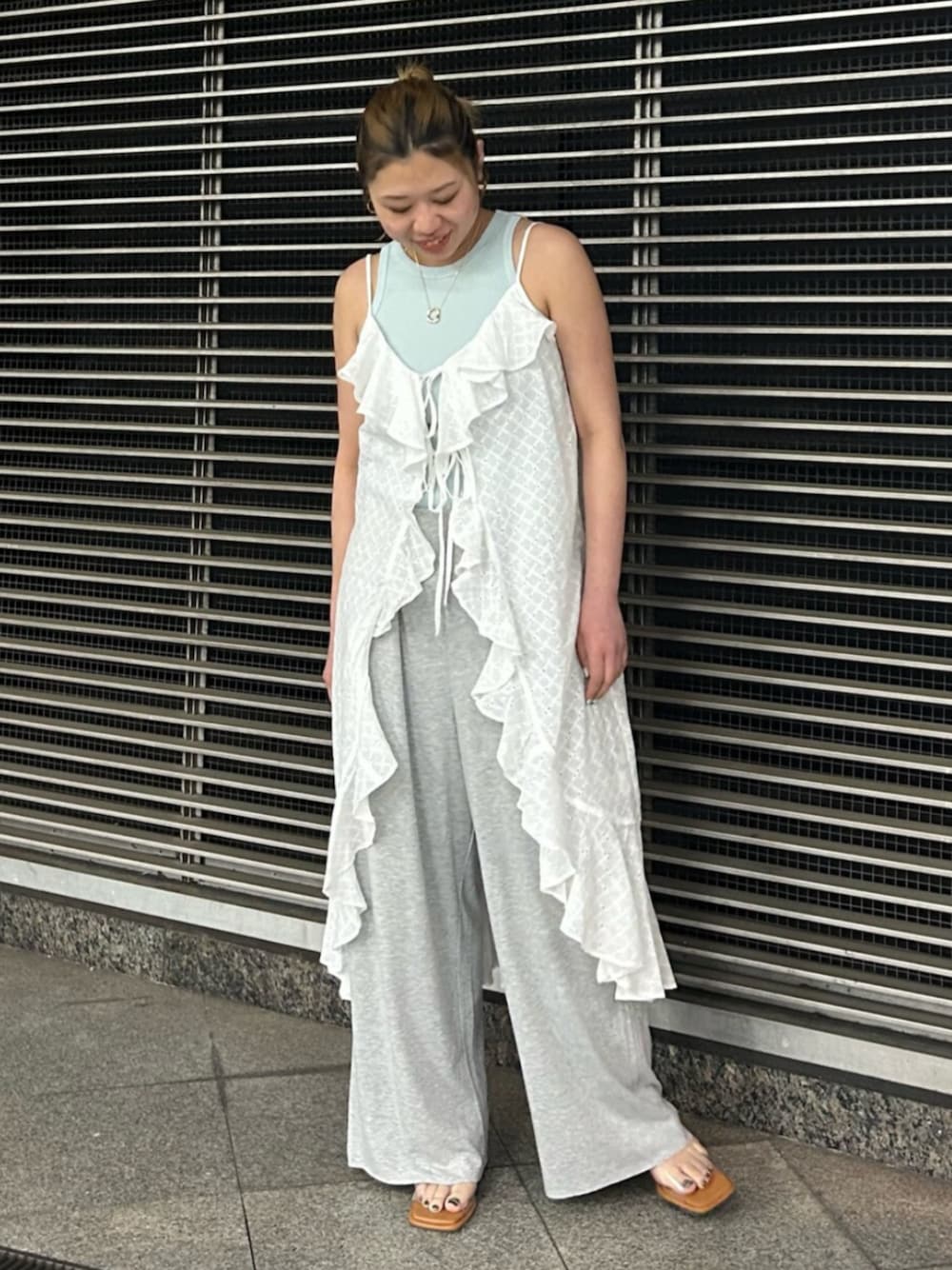 その他のサンダル、グレー系のその他パンツ、ホワイト系のキャミソールを着用したレディースの春コーディネートの1枚目の写真