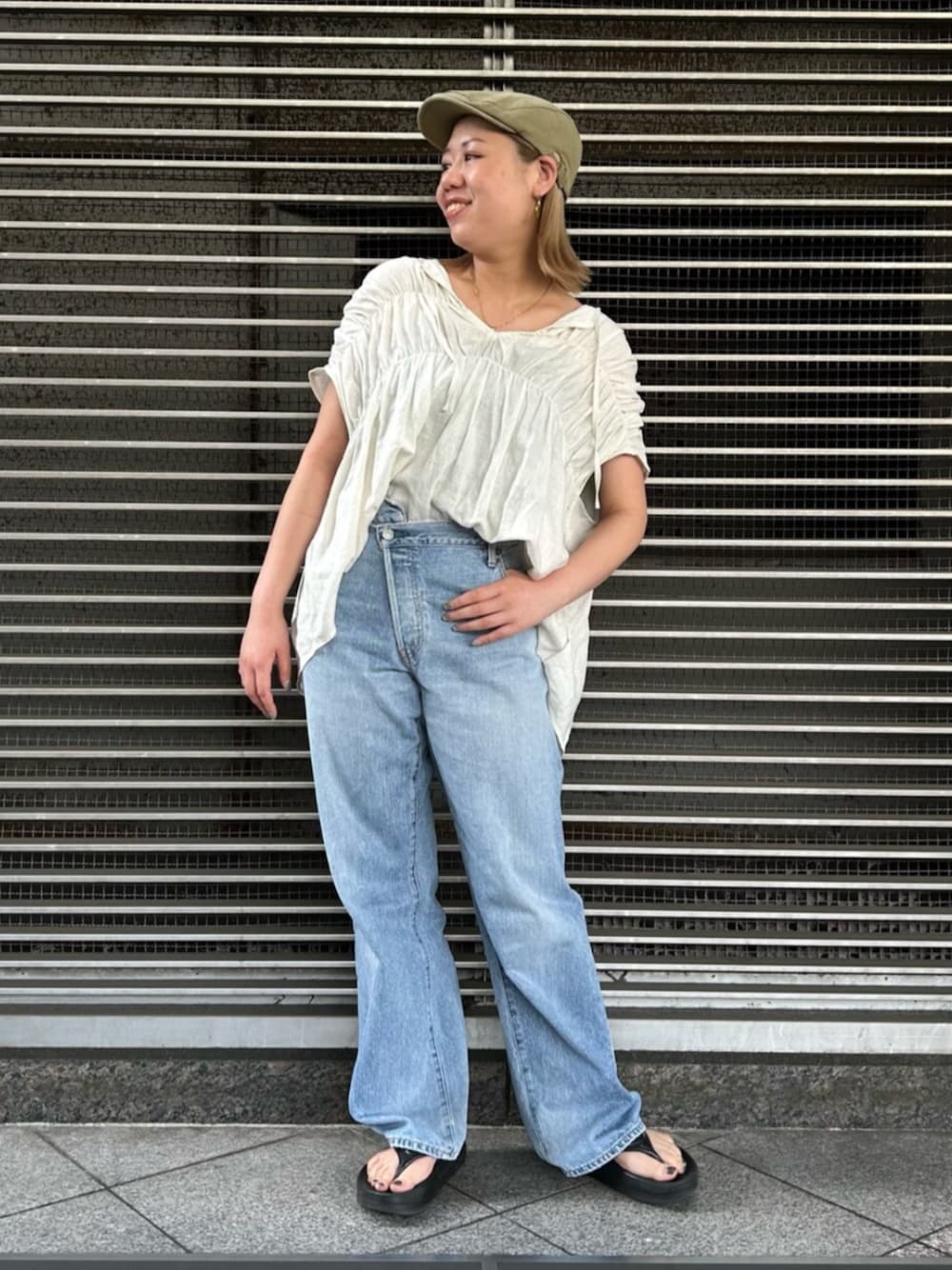 ホワイト系のシャツ/ブラウス、ブルー系のデニムパンツ、グリーン系のハンチング/ベレー帽を着用したレディースの夏コーディネートの1枚目の写真