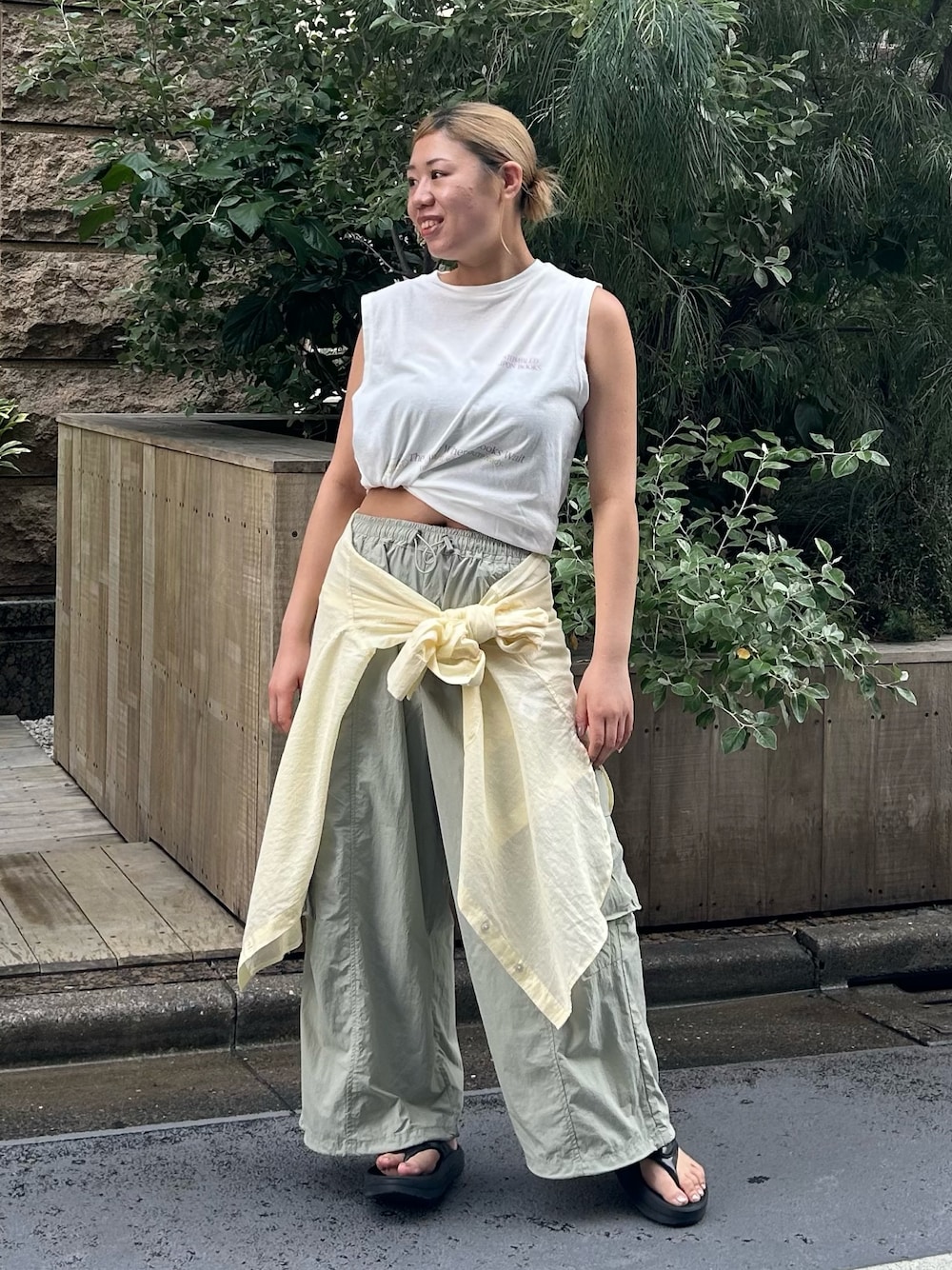 グリーン系のその他パンツ、イエロー系のシャツ/ブラウス、ホワイト系のタンクトップを着用したレディースの夏コーディネートの1枚目の写真