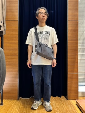 「NOLLEY'S LIGHT（ノーリーズライト）の【MADDEN EQUIPMENT】 SHOULDER BAG-02（ショルダーバッグ、グレー系）」を使った、atsushiさん（メンズ・160cm）の春コーディネート