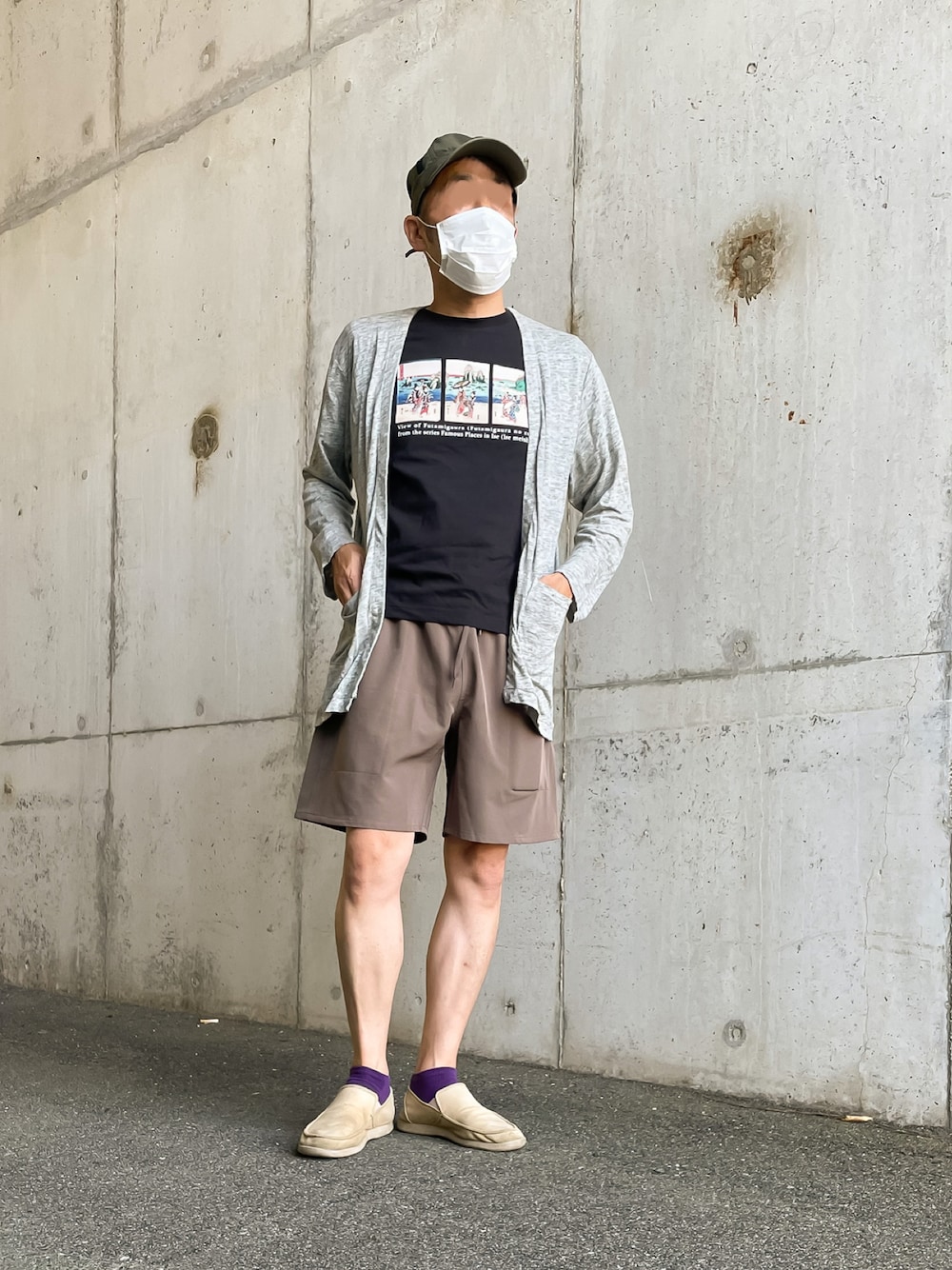ブラウン系のその他パンツ、ブラック系のTシャツ/カットソー、グレー系のカーディガン/ボレロを着用したメンズの秋コーディネートの1枚目の写真