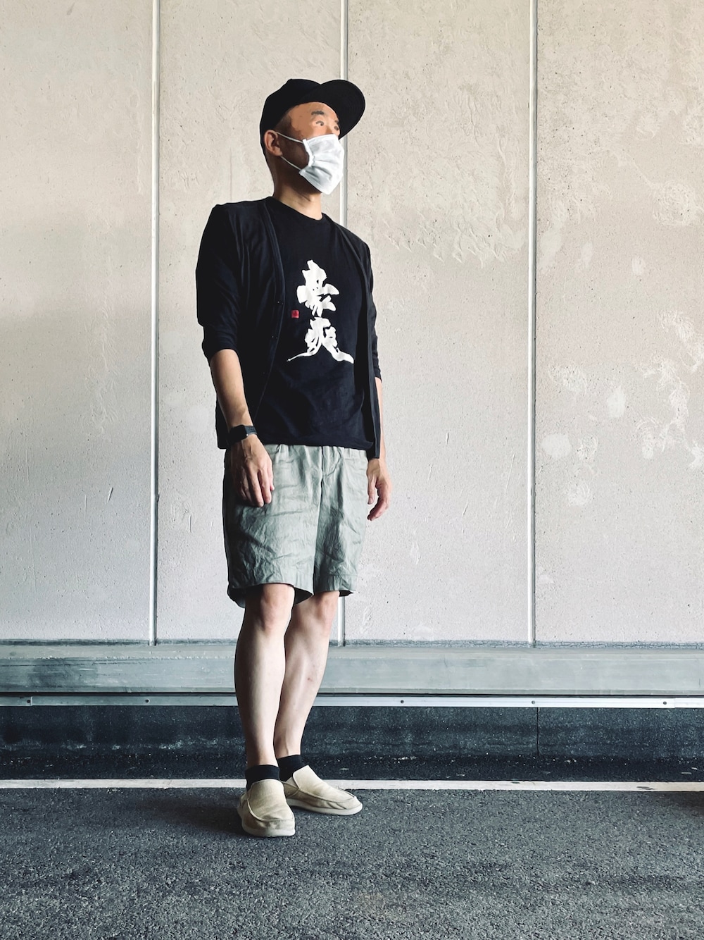 ベージュ系のスニーカー、グリーン系のその他パンツ、ブラック系のTシャツ/カットソーを着用したメンズの秋コーディネートの1枚目の写真