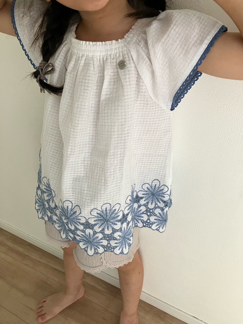「休日スタイル、リラックススタイル、キッズコーデ、プティマイン(petit main)、ナチュラル、ショートパンツ」｜「petit mainの【リンク】裾大花レースチュニック（チュニック、ホワイト系）」を使った、✿ライオンとウサギちゃん✿さん（キッズ・100cm）の夏コーディネートの1枚目の写真