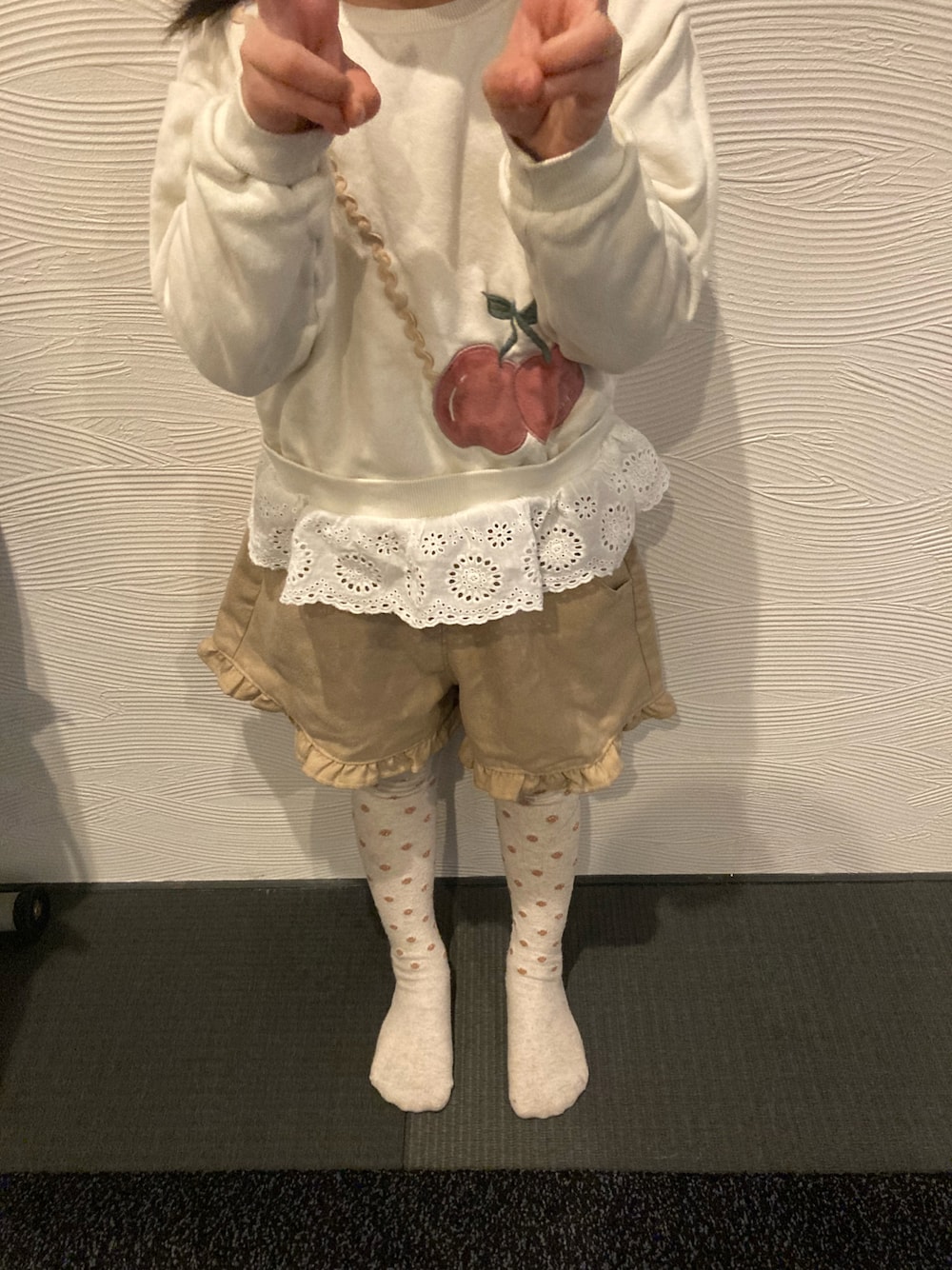 「チョコ色に染まれ、シンプル、バレンタイン、ベージュ、キッズコーデ」｜「SLAP SLIPのアイテム（トップス、ホワイト系）」を使った、✿ライオンとウサギちゃん✿さん（キッズ・70cm）の冬コーディネートの1枚目の写真