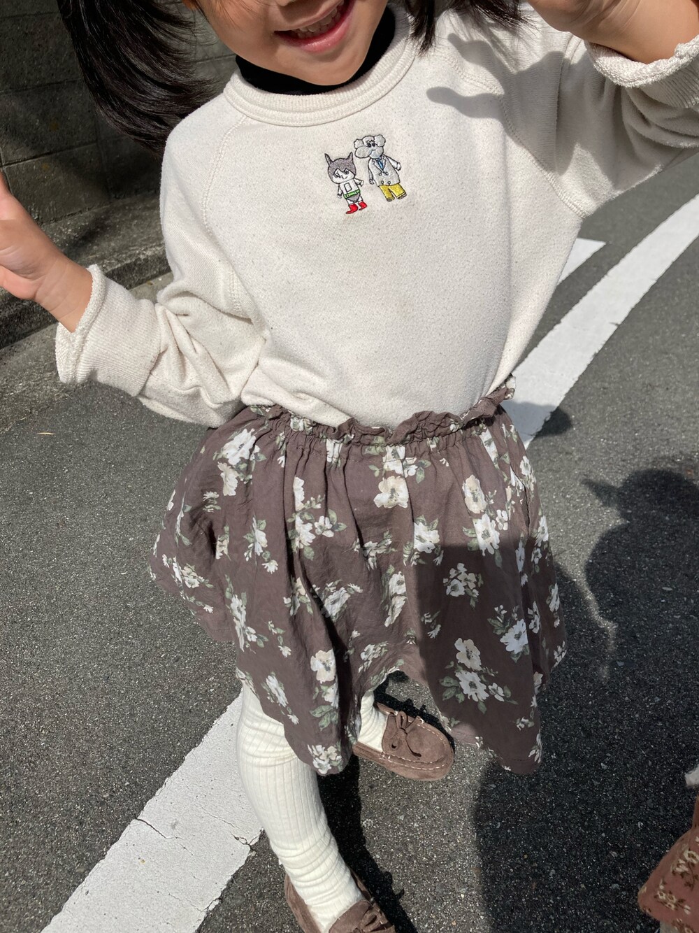「秋コーデ、休日コーデ、ゆるコーデ、4歳女の子、休日スタイル、公園コーデ」｜「CIAOPANIC TYPYのアイテム（トップス、ベージュ系）」を使った、✿ライオンとウサギちゃん✿さん（キッズ・100cm）の秋コーディネートの1枚目の写真