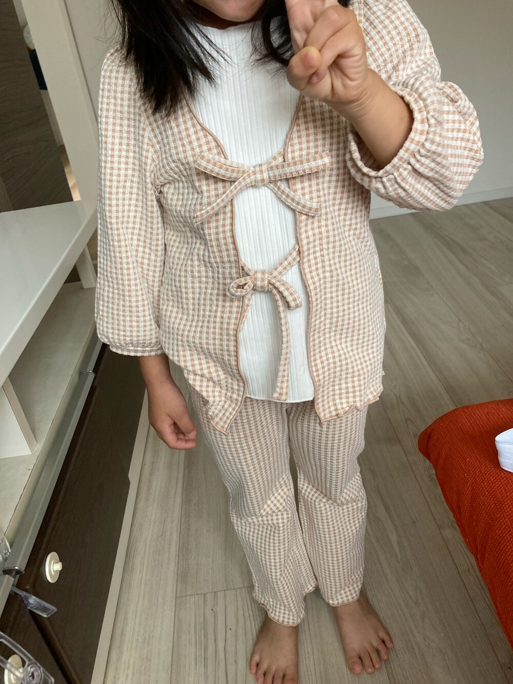 「秋服、休日スタイル、楽チンコーデ」｜「petit mainのオーガニックコットン ギンガムレイヤード風Tシャツ×パンツセット（アンサンブル、オレンジ系）」を使った、✿ライオンとウサギちゃん✿さん（キッズ・100cm）の秋コーディネートの1枚目の写真