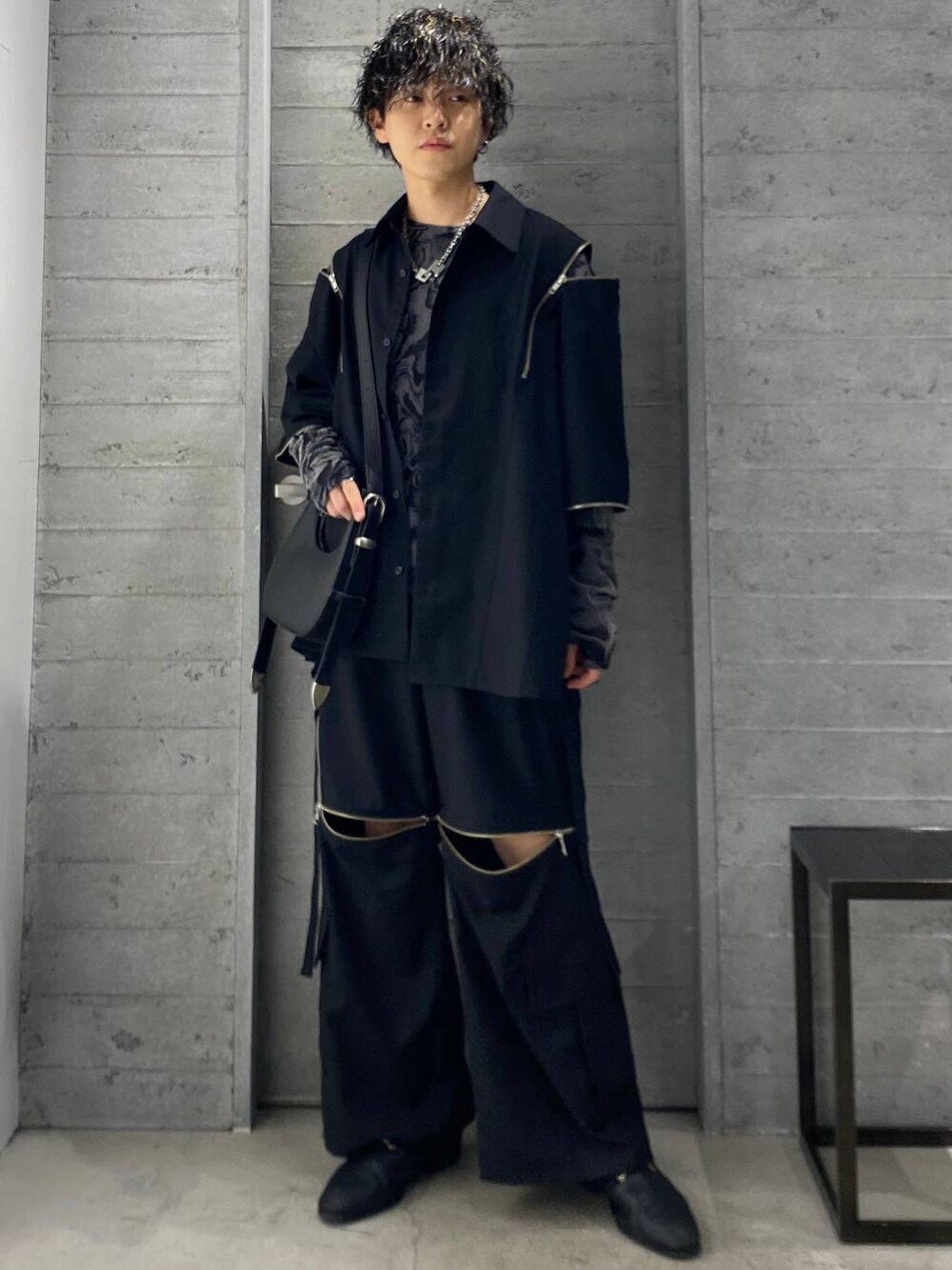 ブラック系のカーゴパンツ、ブラック系のショルダーバッグ、グレー系のTシャツ/カットソーを着用したメンズの夏コーディネートの1枚目の写真