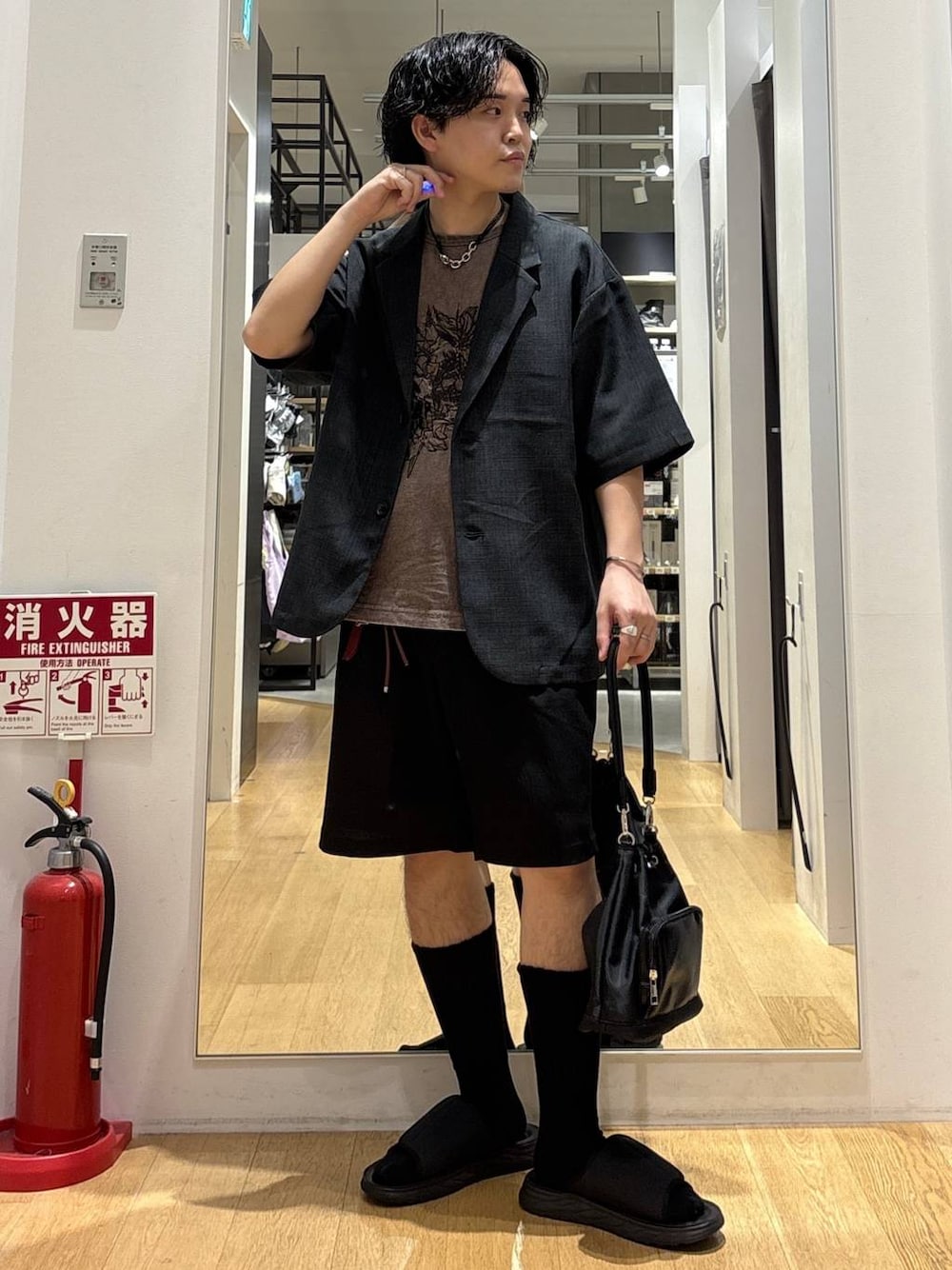 ブラック系のサンダル、ブラック系のその他パンツ、ブラック系のシャツ/ブラウスを着用したメンズの夏コーディネートの1枚目の写真