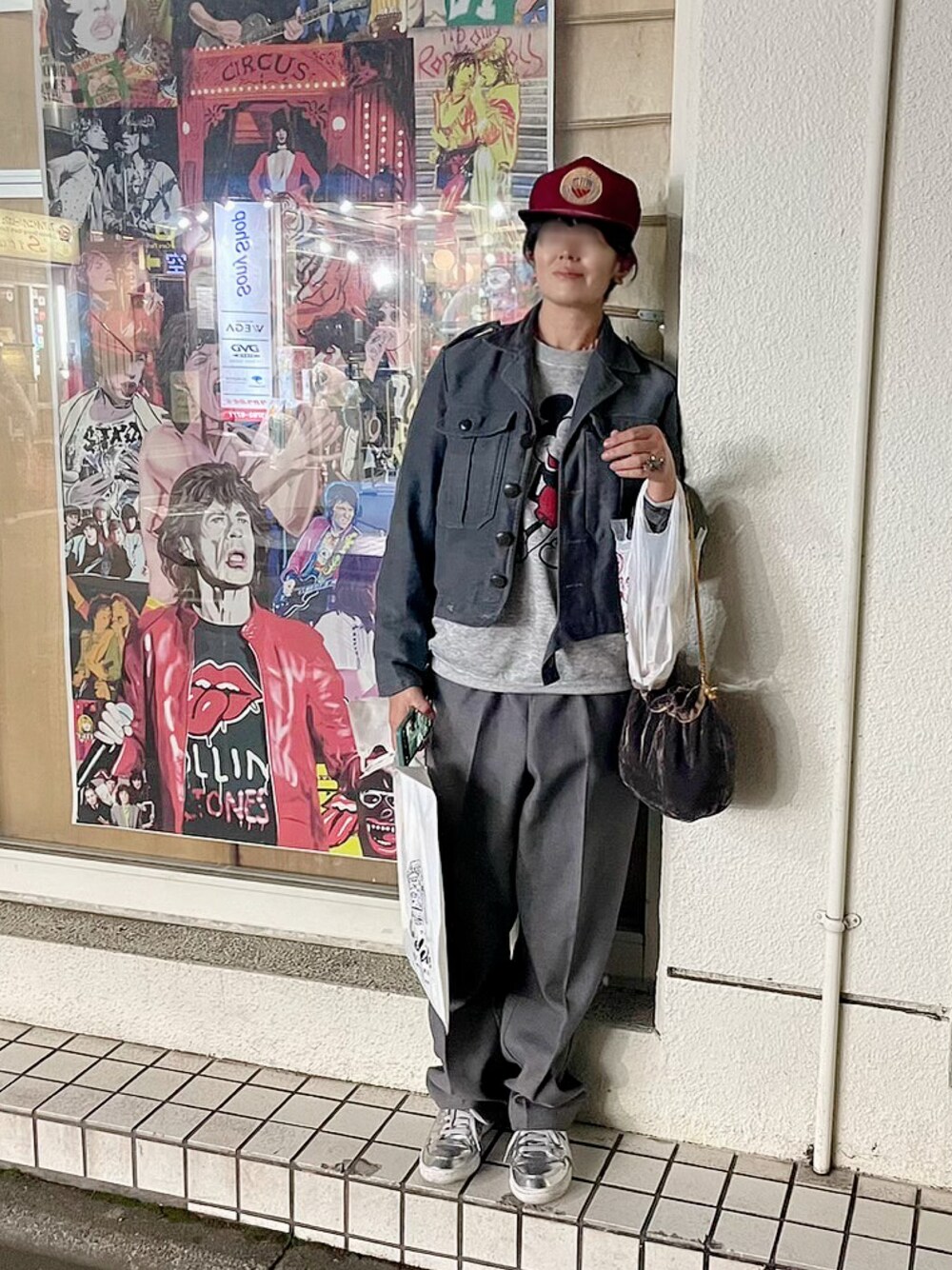 シルバー系のスニーカー、グレー系のその他アウター、その他のキャップを着用したレディースの秋コーディネートの1枚目の写真