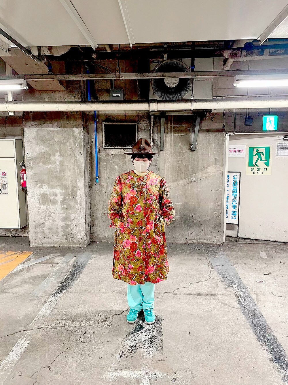 グリーン系のスニーカー、その他のその他アウター、ブラウン系のハットを着用したレディースの秋コーディネートの1枚目の写真