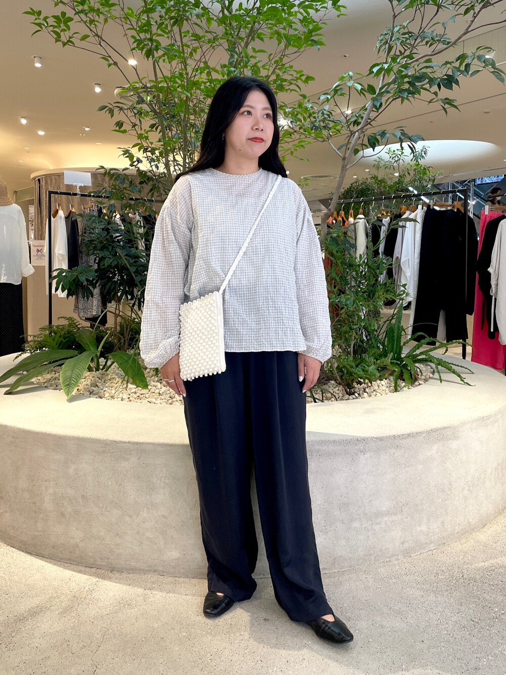 ホワイト系のシャツ/ブラウス、ブルー系のその他パンツ、ホワイト系のショルダーバッグを着用したレディースの夏コーディネートの1枚目の写真