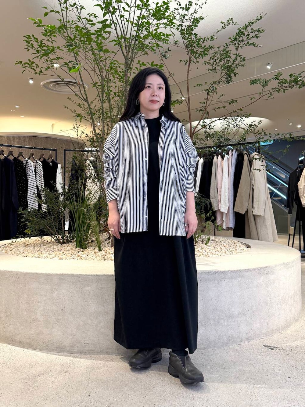 「かぐれ、newarrival、春カラーコーデ、骨格ストレート、イエベ秋、ストレート×イエベ秋、スタッフのこれ買いました、ストレート×カジュアル、ストライプシャツ、ワンピース、休日スタイル、お出かけコーデ、シンプルコーデ、ラフコーデ、シンプルスタイル」｜「かぐれのコットンレギュラーシャツ（シャツ/ブラウス、その他）」を使った、sakaiさん（レディース・160cm）の春コーディネートの1枚目の写真