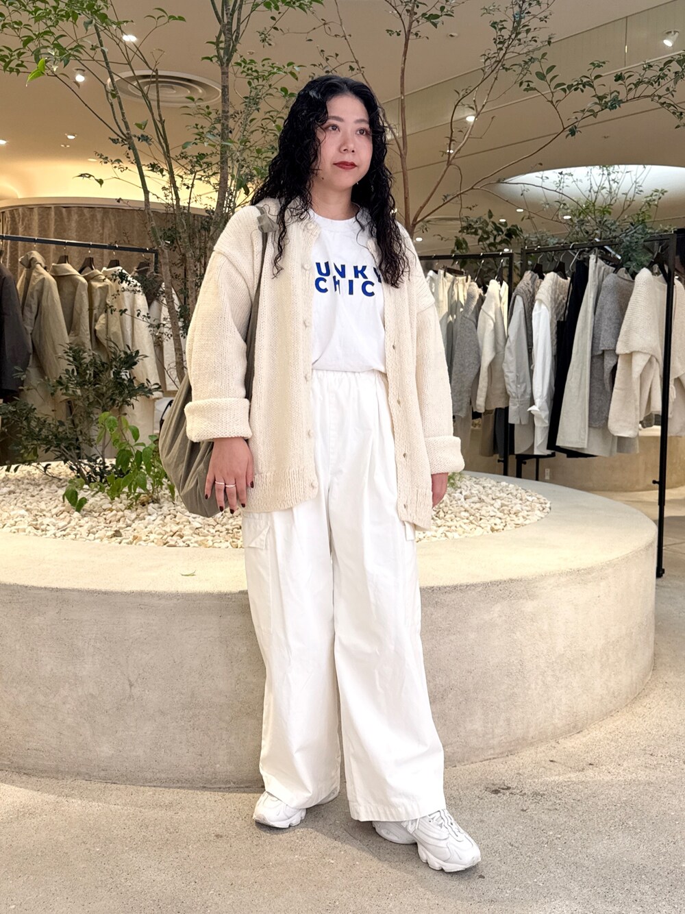 ホワイト系のニット/セーター、グレー系のショルダーバッグ、ホワイト系のその他パンツを着用したレディースの秋コーディネートの1枚目の写真