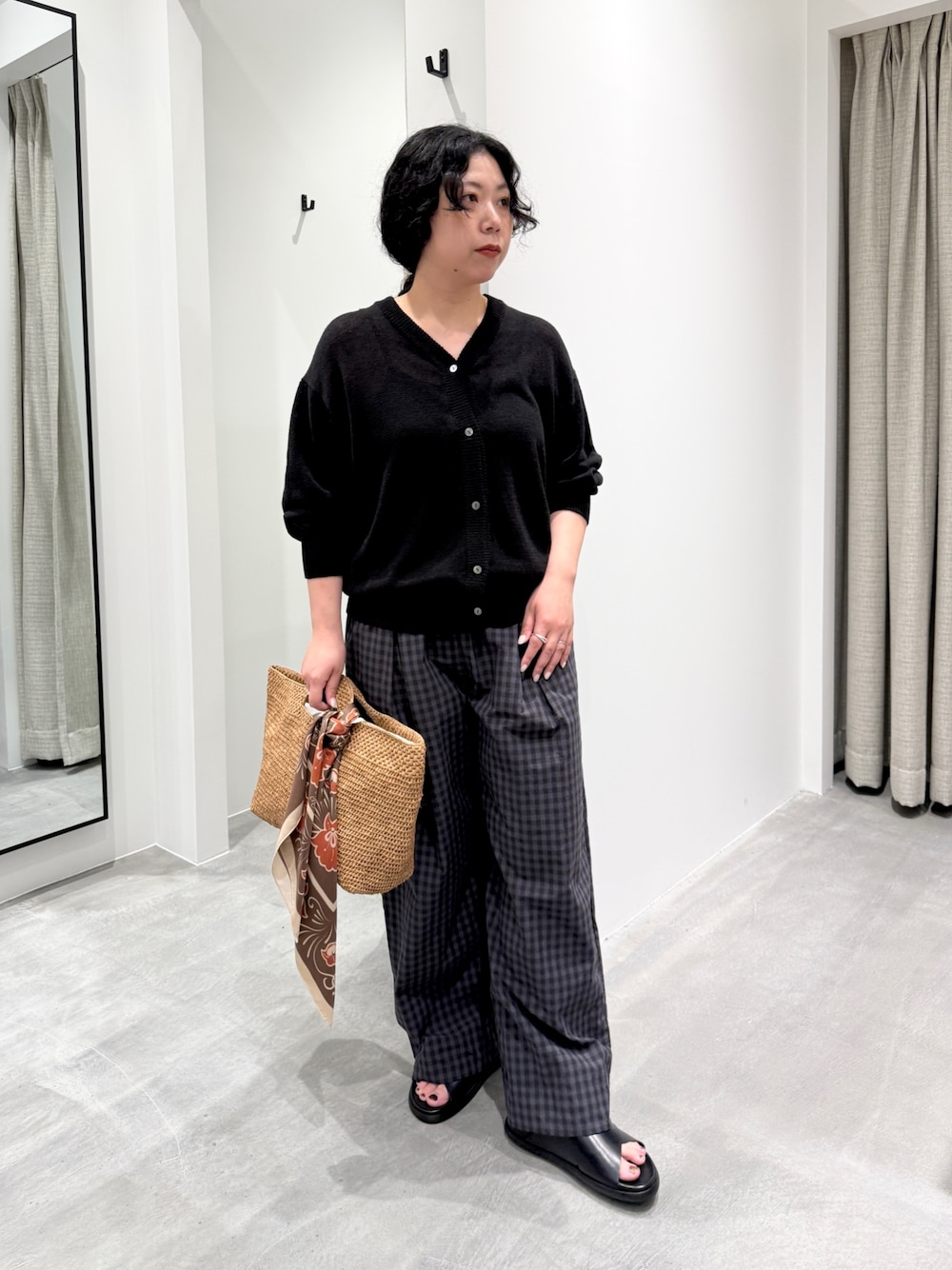 ブラック系のカーディガン/ボレロ、グレー系のその他パンツを着用したレディースの春コーディネートの1枚目の写真