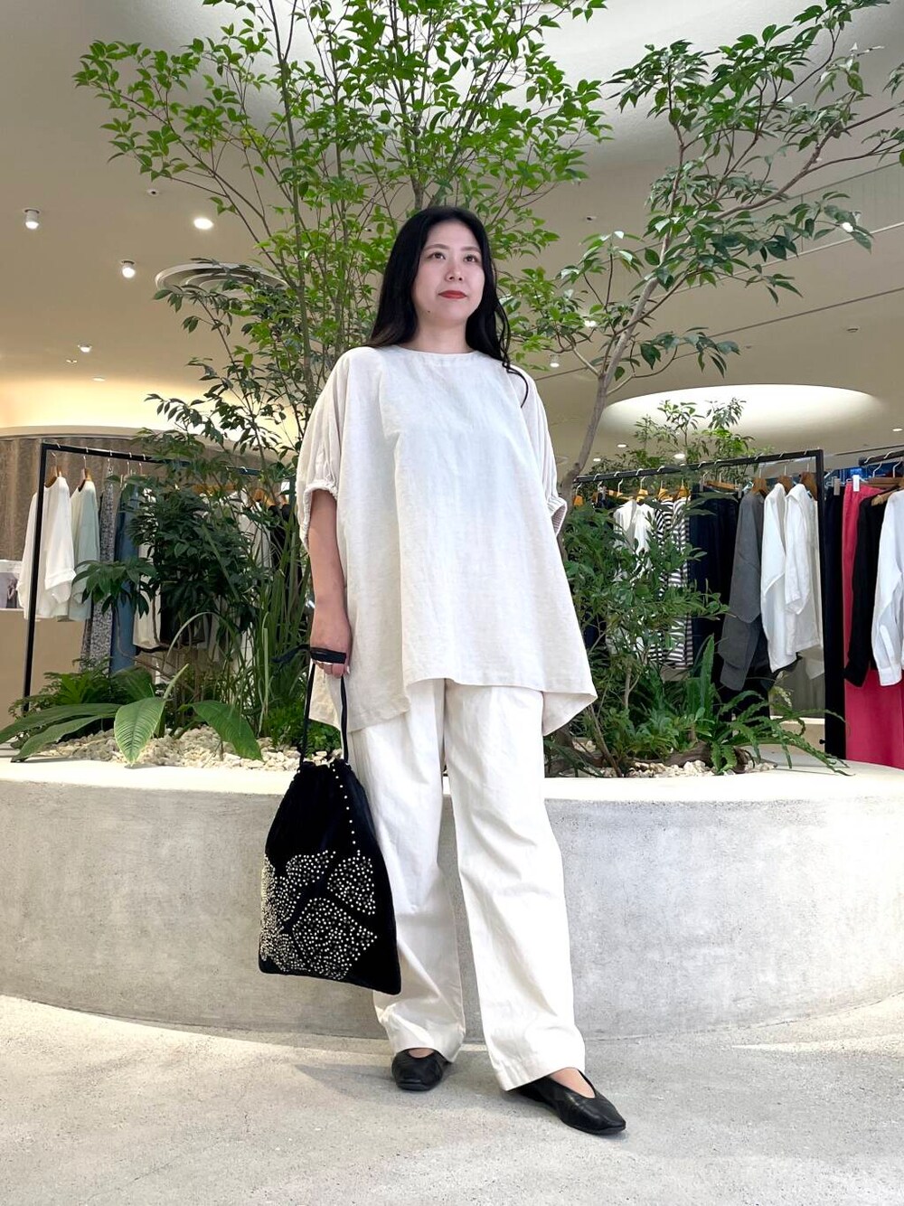 ベージュ系のデニムパンツ、ベージュ系のシャツ/ブラウスを着用したレディースの夏コーディネートの1枚目の写真