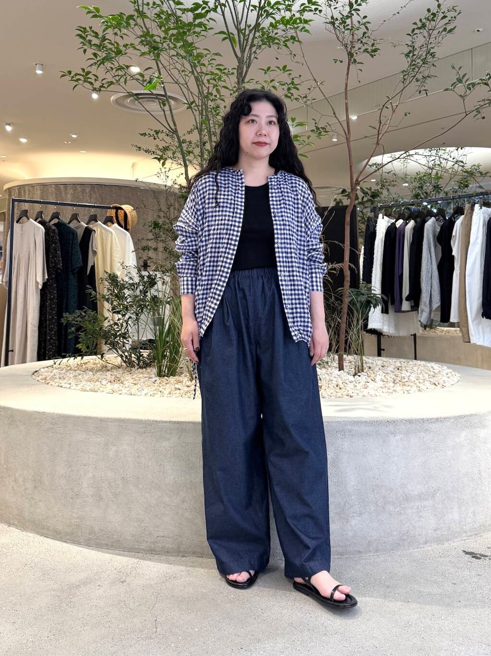 「かぐれ、newarrival、骨格ストレート、イエベ秋、ストレート×イエベ秋、ストレート×カジュアル、初夏パンツ、柄シャツ、デニム、サンダル、楽チンコーデ、オトナカジュアル、カラーコーデ、ギンガムチェック」｜「CORSO ROMA，9のCORSO ROMA, 9　STRAP SANDAL（サンダル、ブラック系）」を使った、sakaiさん（レディース・160cm）の春コーディネートの1枚目の写真