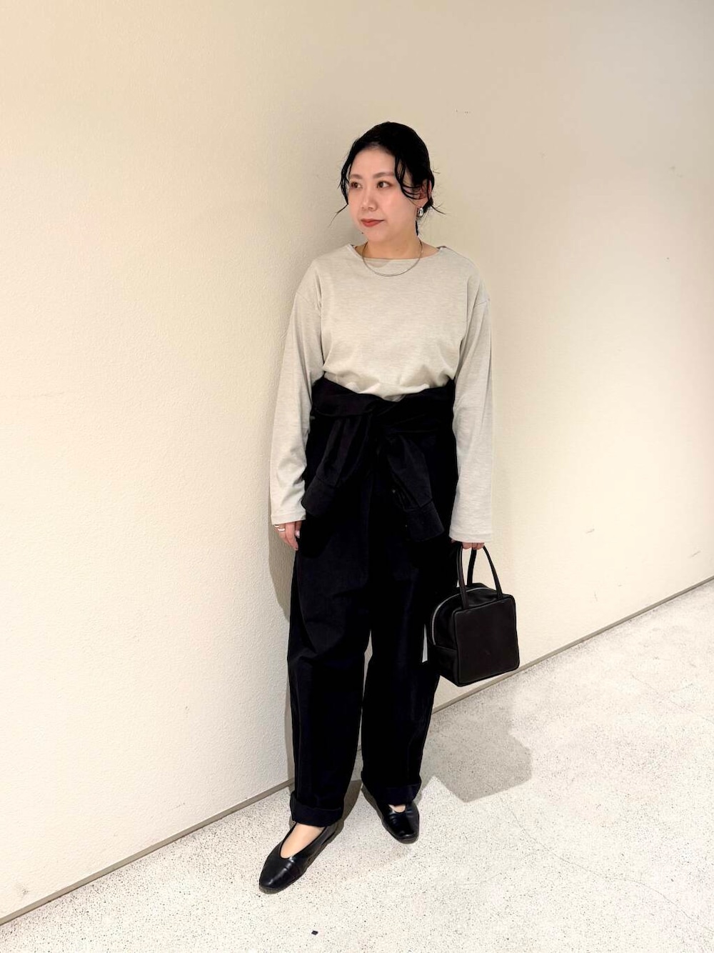 「かぐれ、雨の日コーデ、newarrival、休日スタイル、フェスコーデ、旅行コーデ、春カラーコーデ、骨格ストレート、イエベ秋、ストレート×イエベ秋、テーマパークコーデ、スタッフのこれ買いました、外遊びコーデ、ストレート×カジュアル、大人カジュアル」｜「かぐれのコットンシルクオールインワン（サロペット/オーバーオール、ブラック系）」を使った、sakaiさん（レディース・160cm）の春コーディネートの1枚目の写真