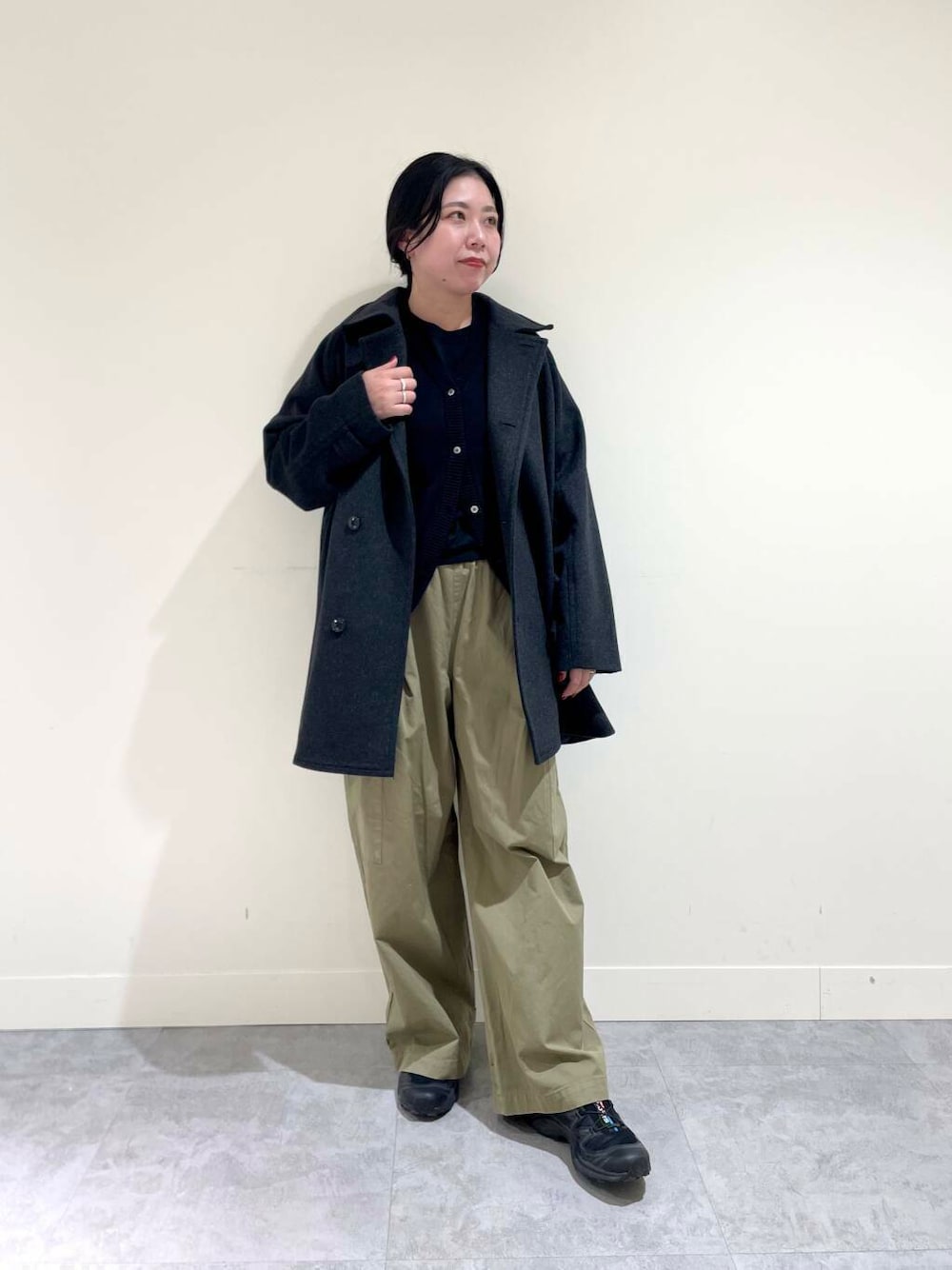 グリーン系のその他パンツ、ブラック系のベスト、グレー系のピーコートを着用したレディースの冬コーディネートの1枚目の写真