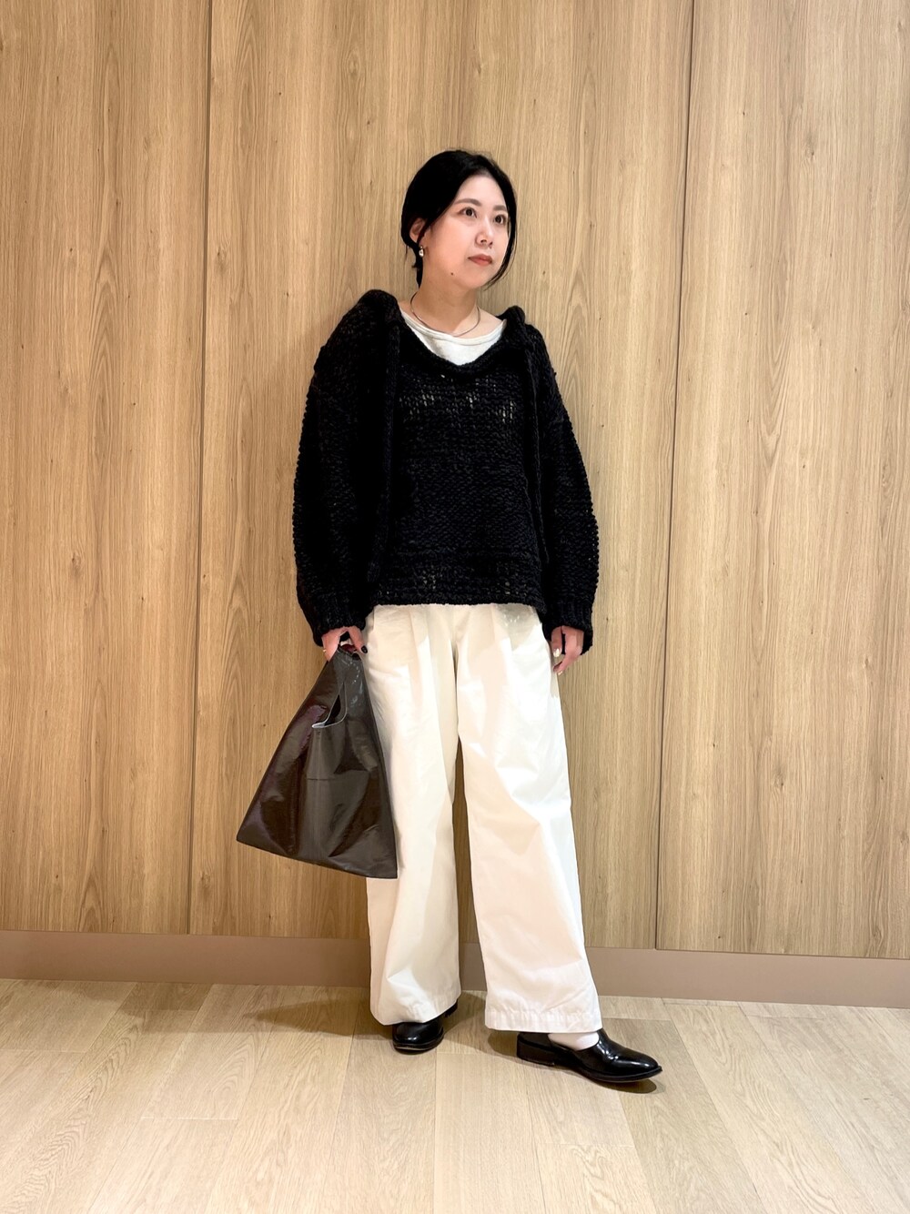 ベージュ系のタンクトップ、ホワイト系のその他パンツ、ブラック系のニット/セーターを着用したレディースの秋コーディネートの1枚目の写真